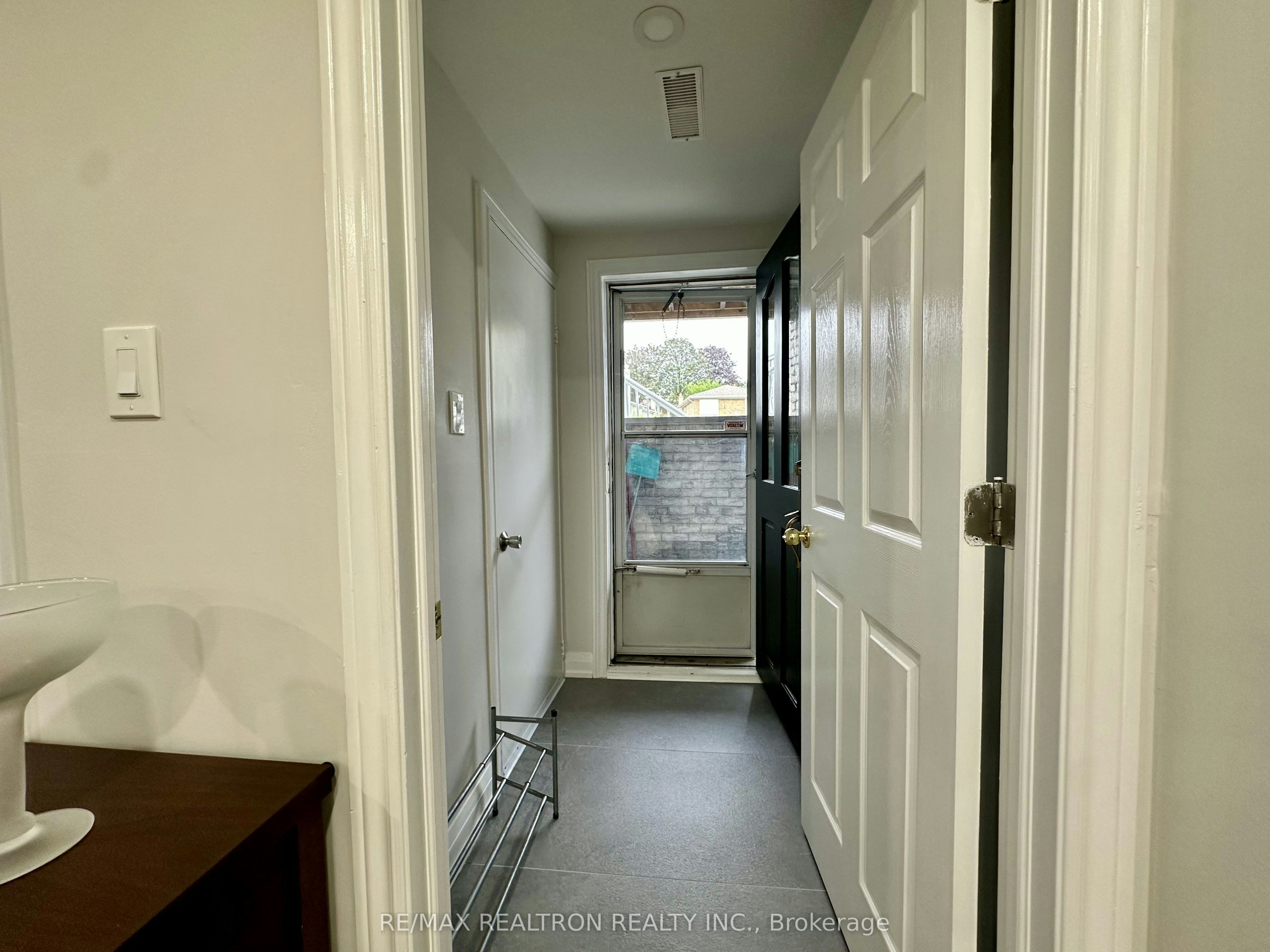 237 Shawnee Circle, Toronto, ON, M2H 2Y3 - 2