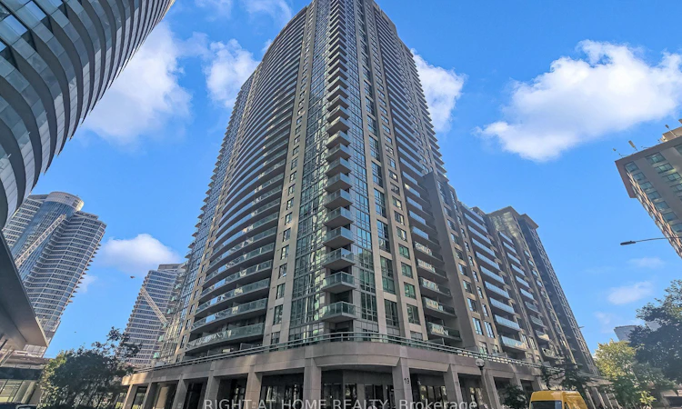 712-19 Grand Trunk Crescent