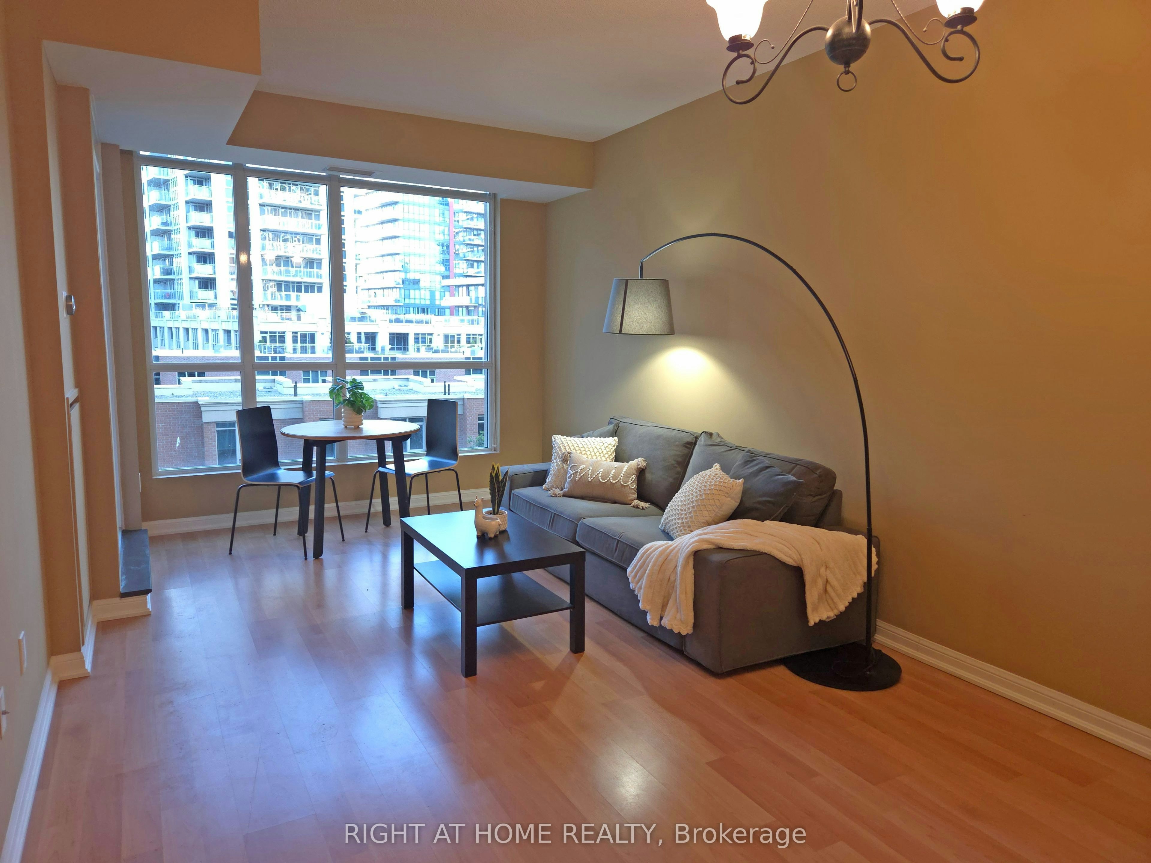 518-628 Fleet Street, Toronto, ON, M5V 1A8 - 2