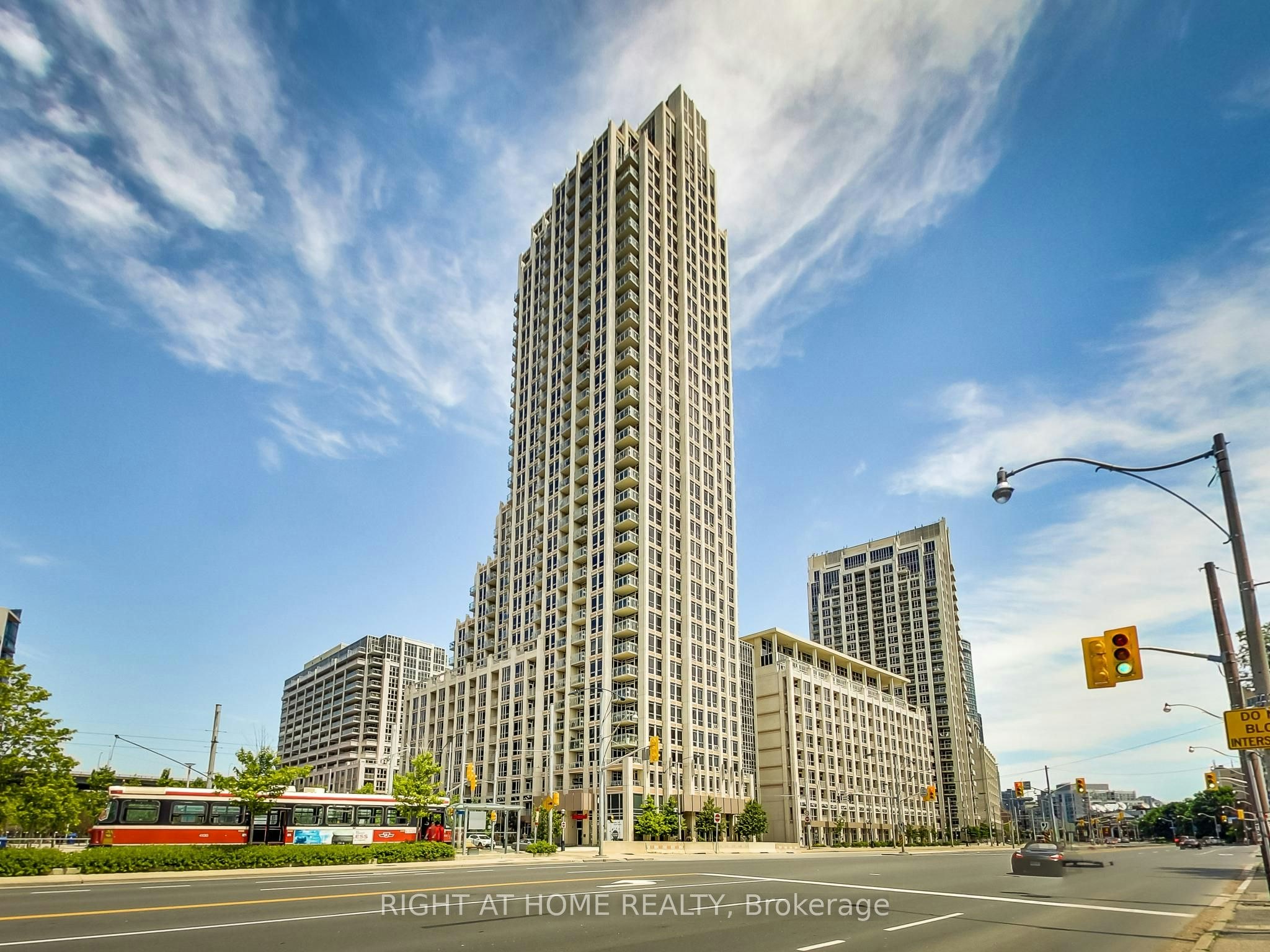 518-628 Fleet Street, Toronto, ON, M5V 1A8