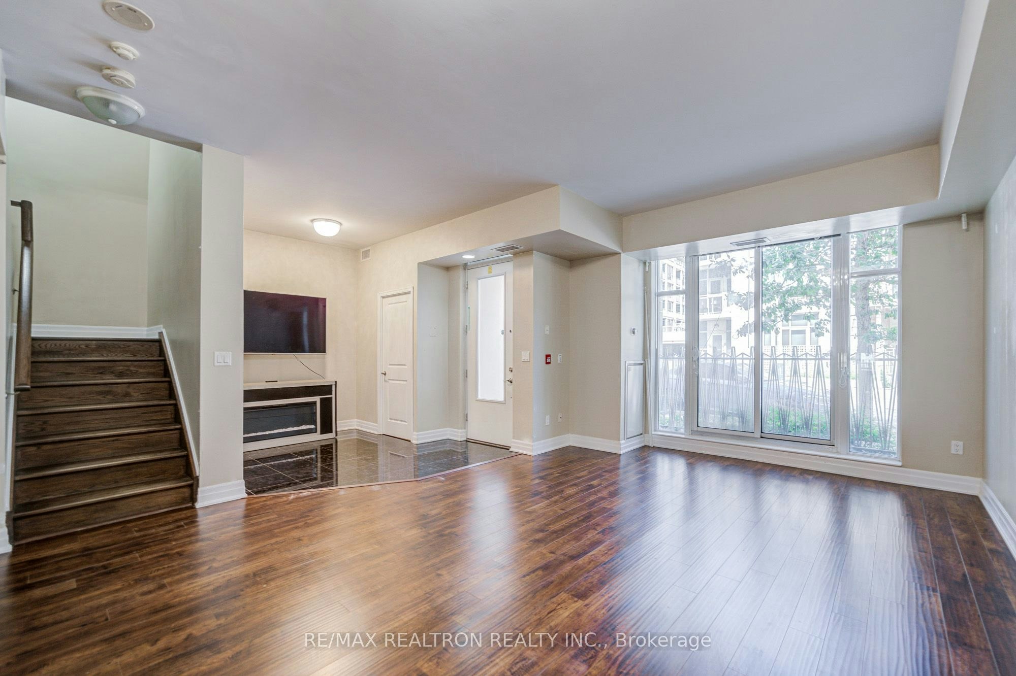 TH 1-93 Sloping Sky Mews, Toronto, ON, M5V 1P4 - 4