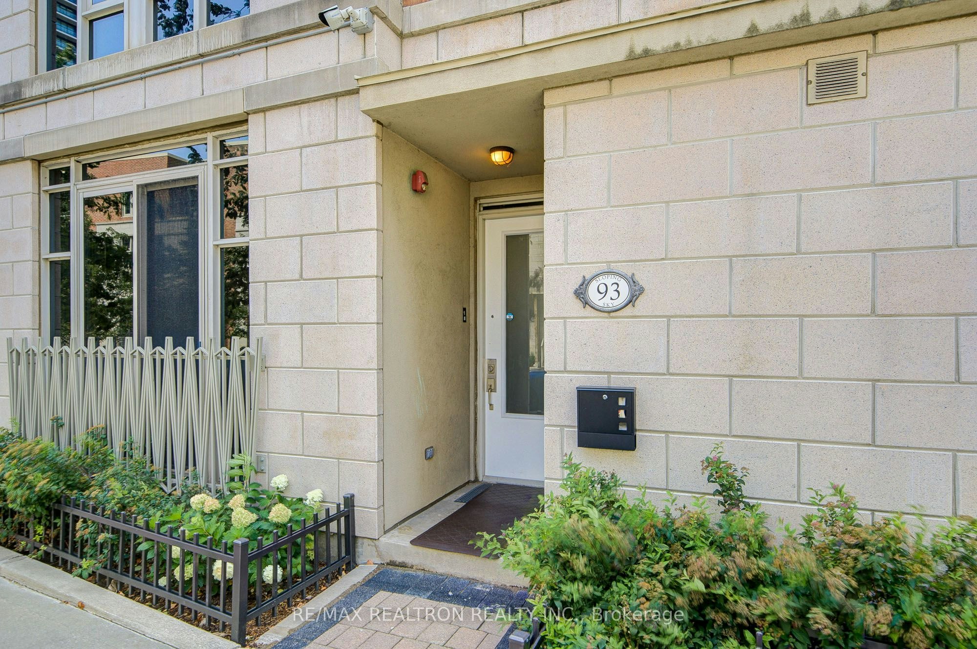 TH 1-93 Sloping Sky Mews, Toronto, ON, M5V 1P4 - 2