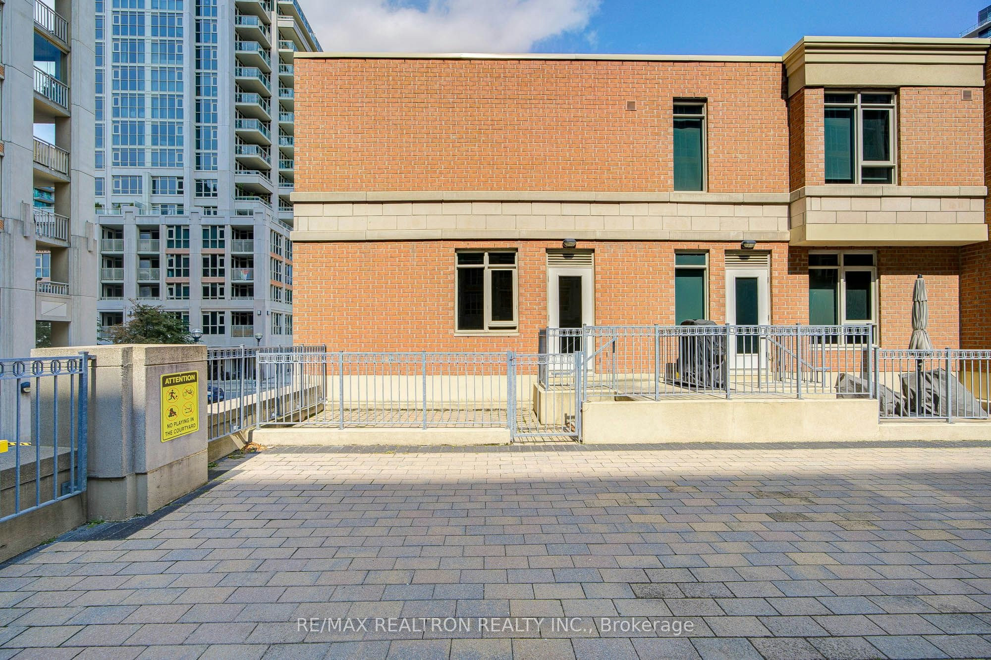 TH 1-93 Sloping Sky Mews, Toronto, ON, M5V 1P4 - 40