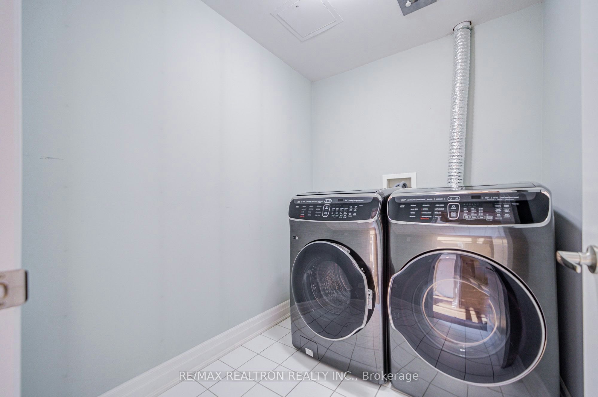 TH 1-93 Sloping Sky Mews, Toronto, ON, M5V 1P4 - 23