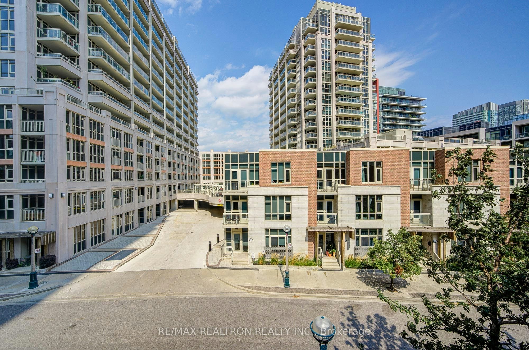 TH 1-93 Sloping Sky Mews, Toronto, ON, M5V 1P4 - 35