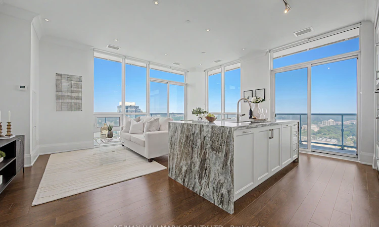 PH15-101 Erskine Avenue