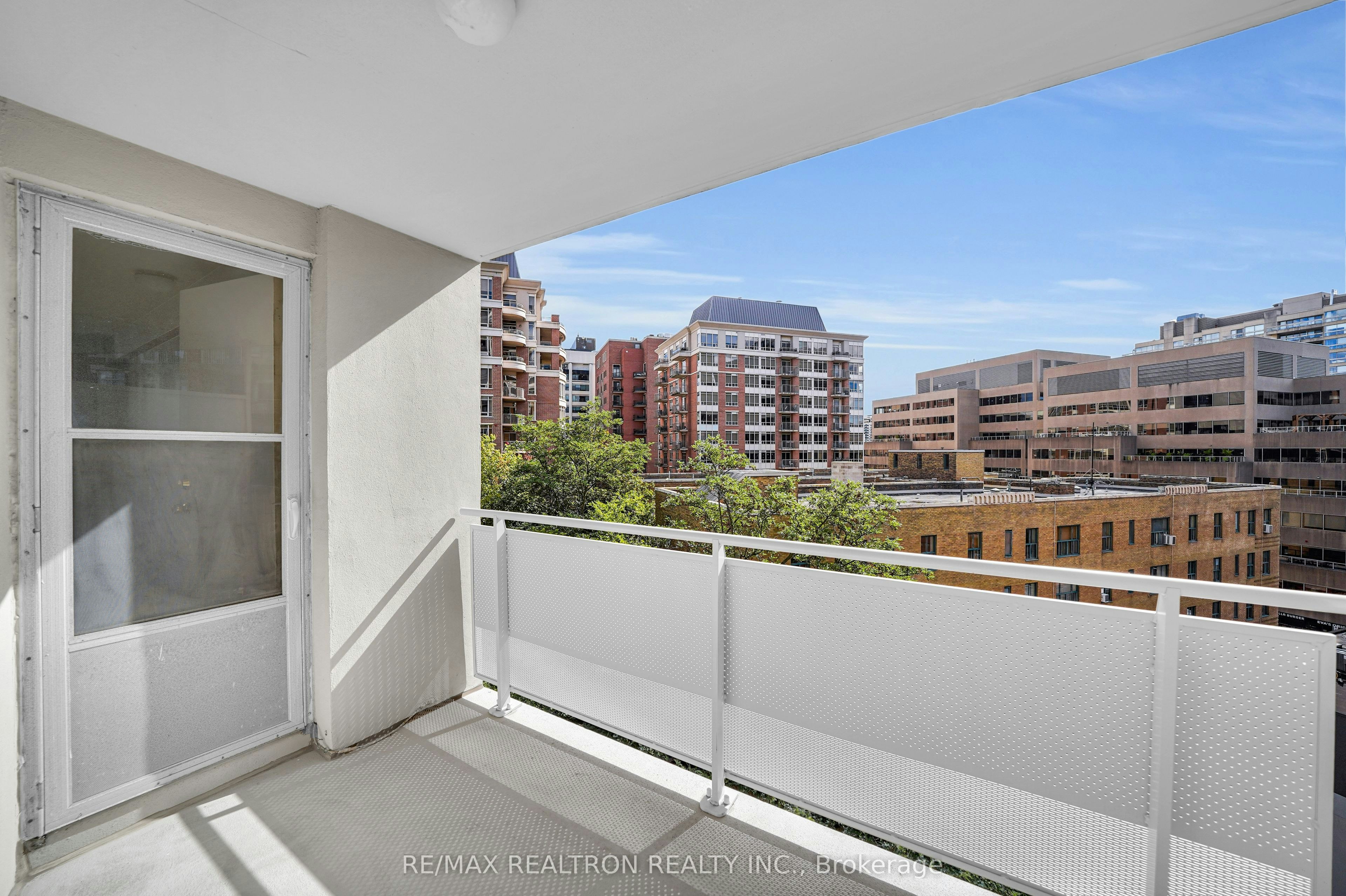 706-9 Deer Park Crescent, Toronto, ON, M4V 2C4 - 18