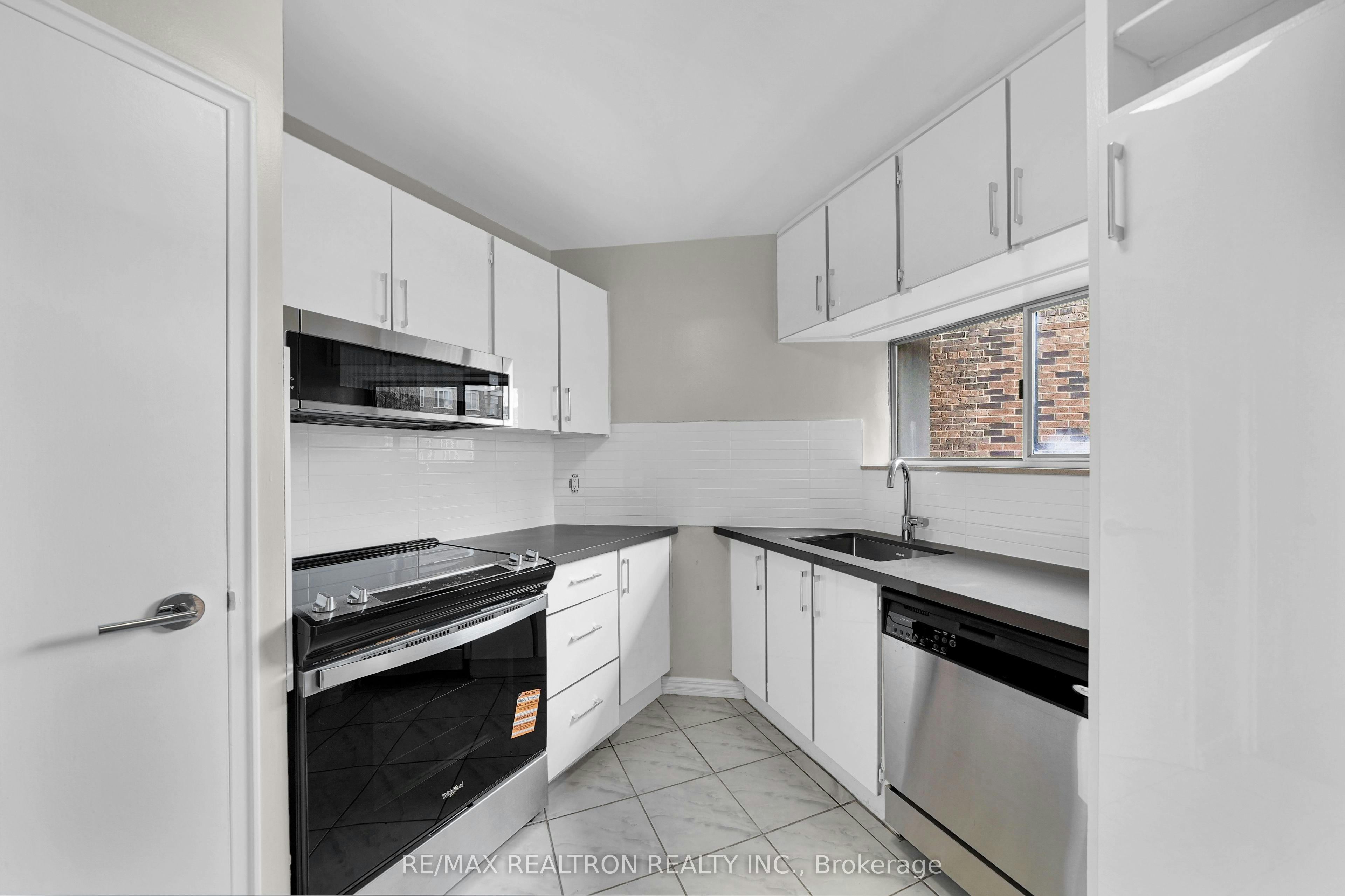 706-9 Deer Park Crescent, Toronto, ON, M4V 2C4 - 5