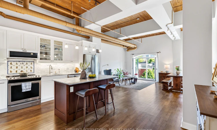 208-993 Queen Street W