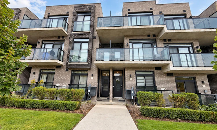 TH09-264 Finch Avenue E