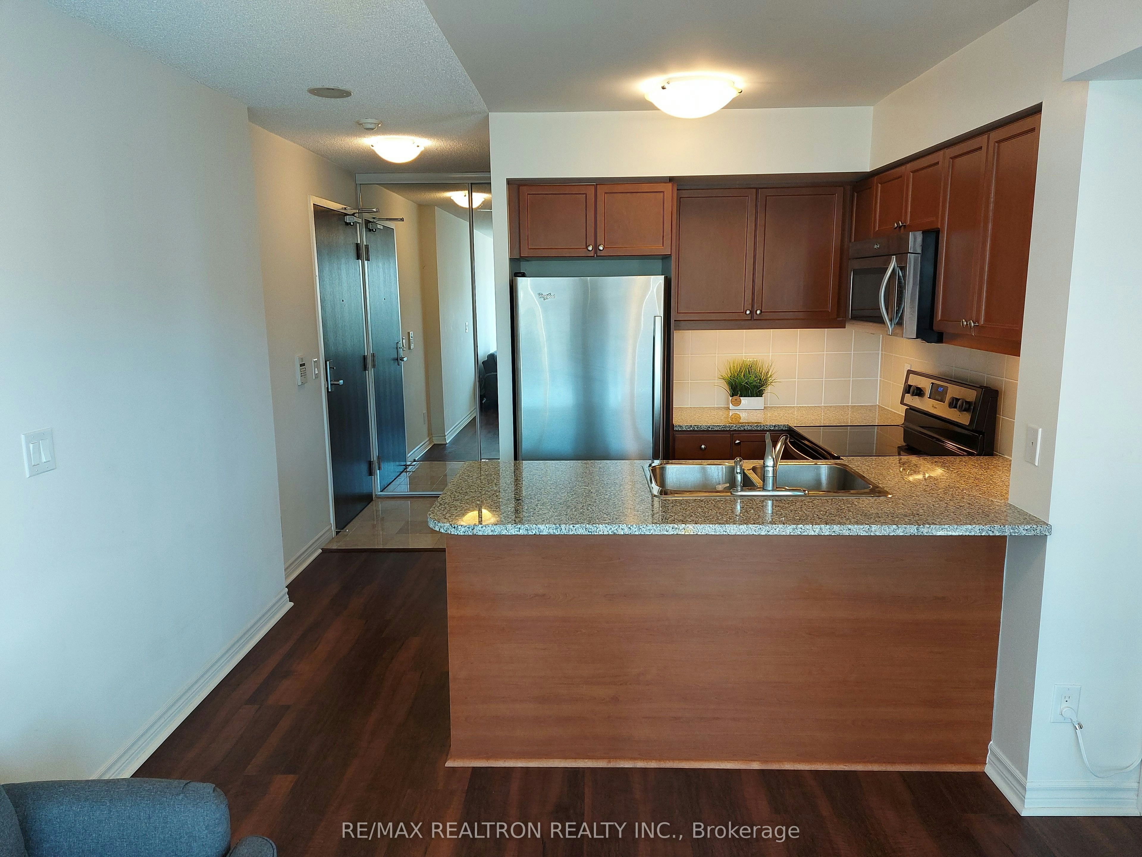2101-19 Grand Trunk Crescent, Toronto, ON, M5J 3A3 - 3