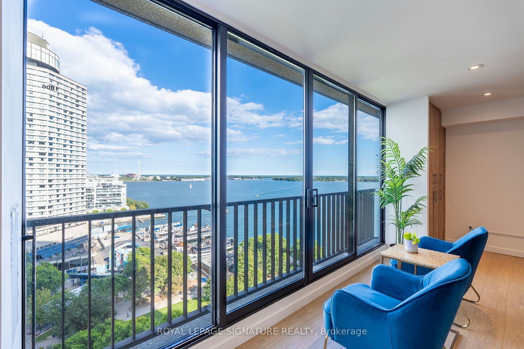1806-33 Harbour Square, Toronto, ON, M5J 2G2