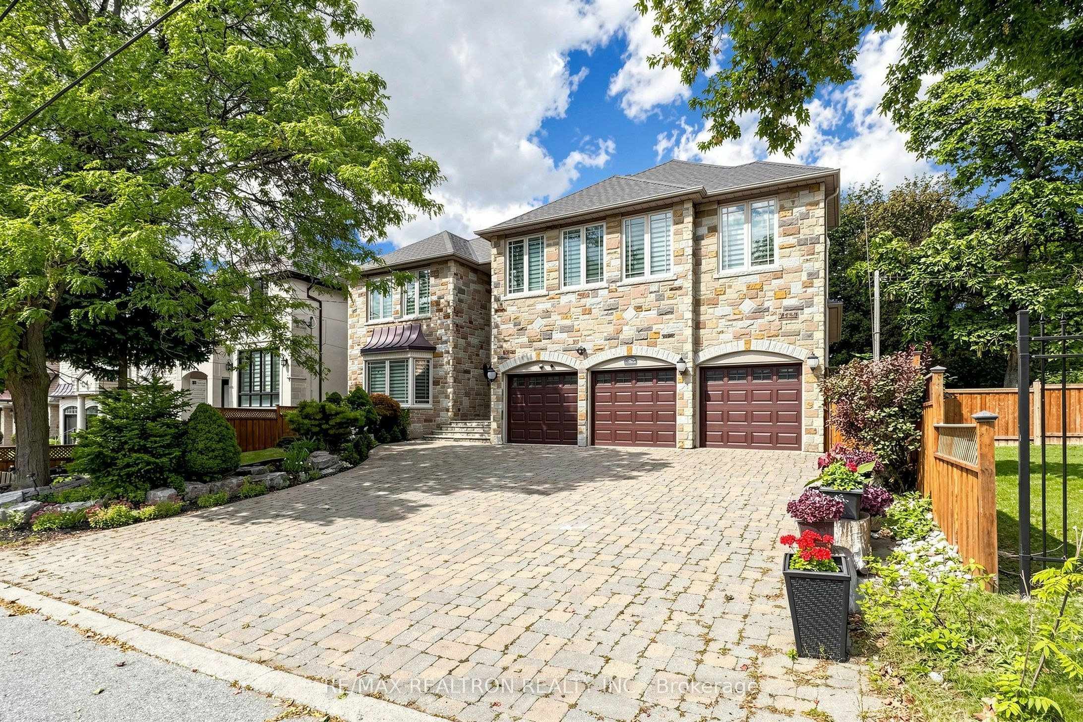 176 Elmwood Avenue, Toronto, ON, M2N 3M4