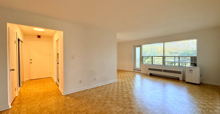 305-28 Upper Canada Drive, Toronto, ON, M2P 1R9 - 2