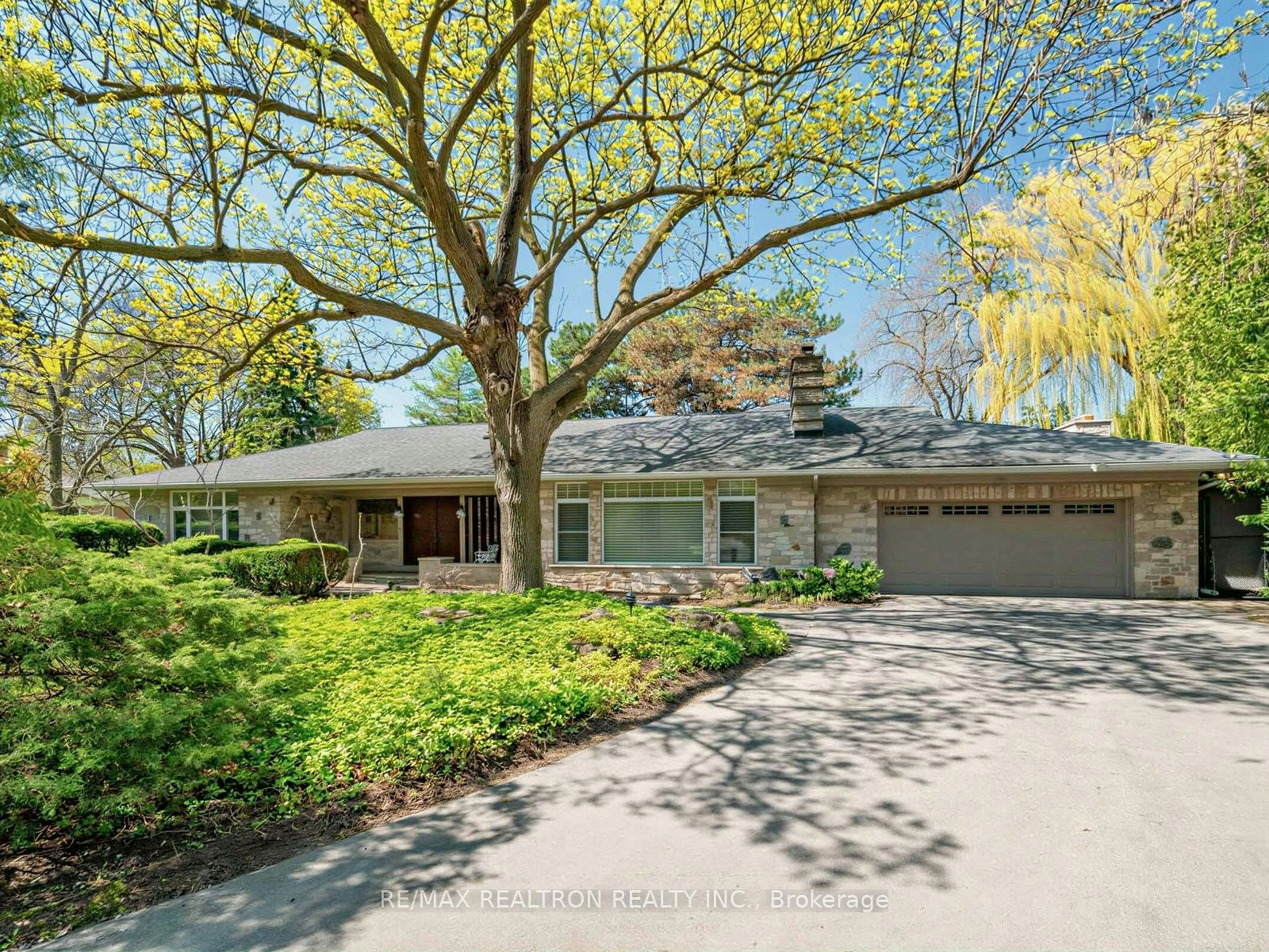 11 Mead Court, Toronto, ON, M2L 2A5