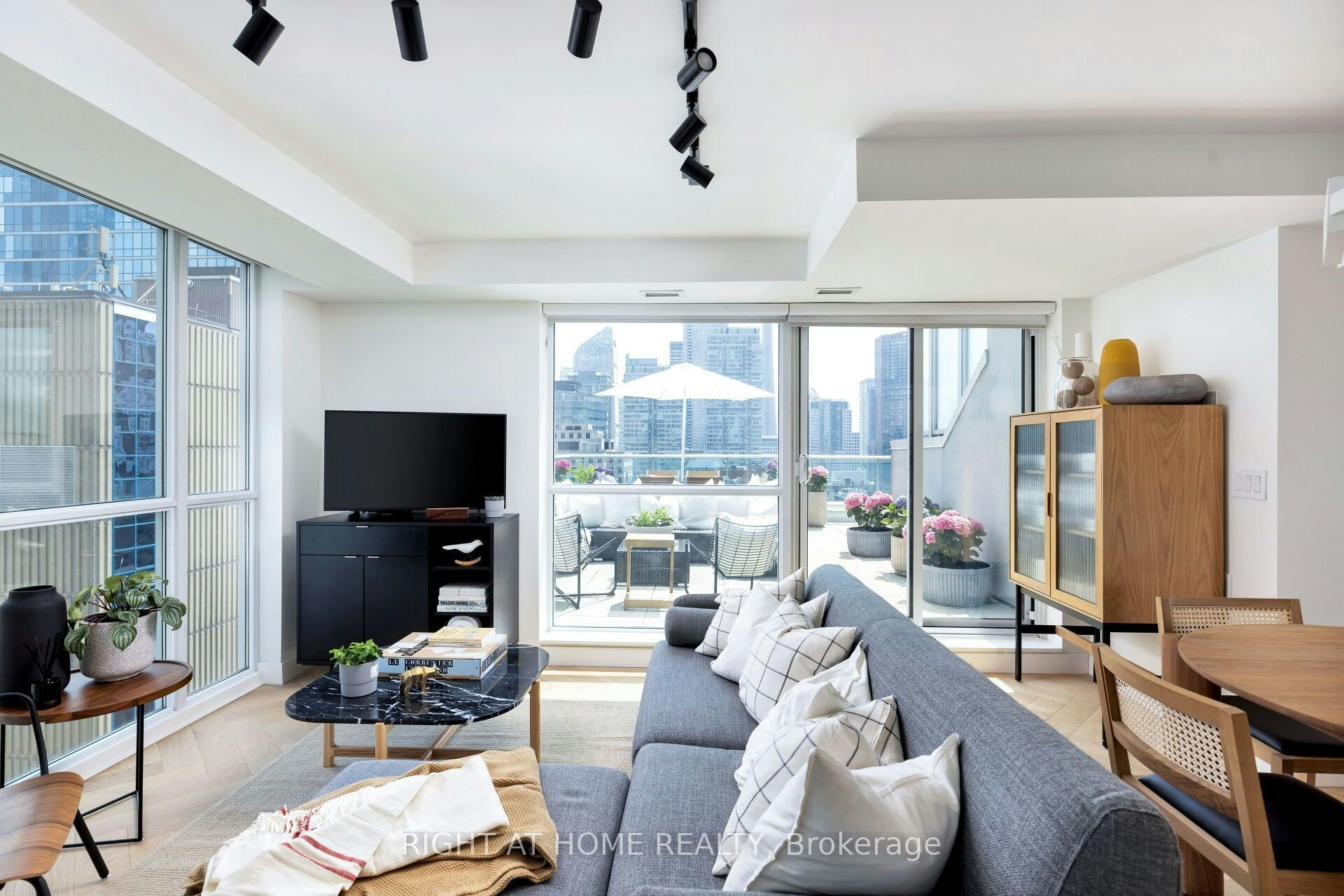 PH8-96 St Patrick Street, Toronto, ON, M5T 1V2