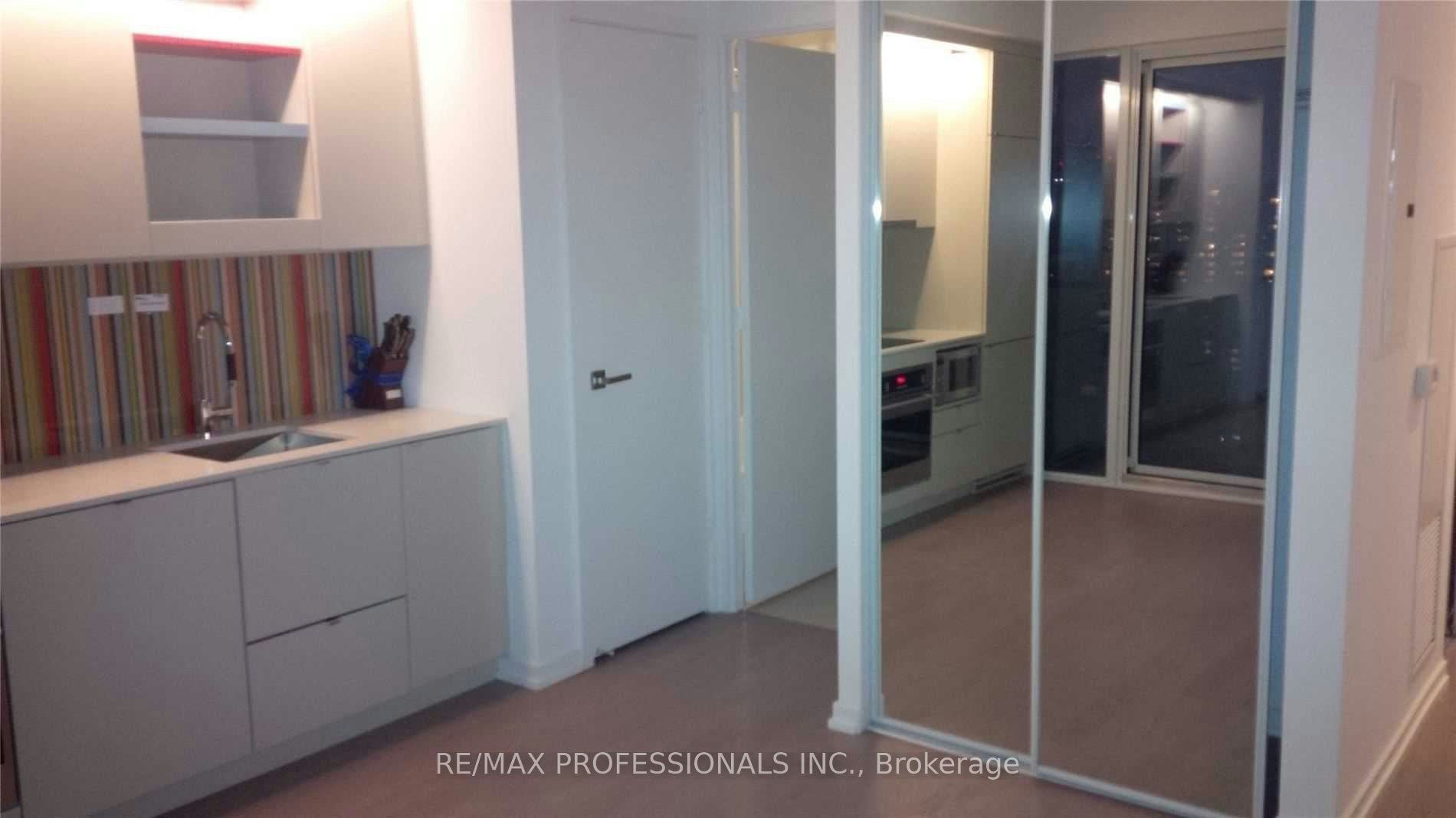 2002-101 Peter Street, Toronto, ON, M5V 2G9 - 2