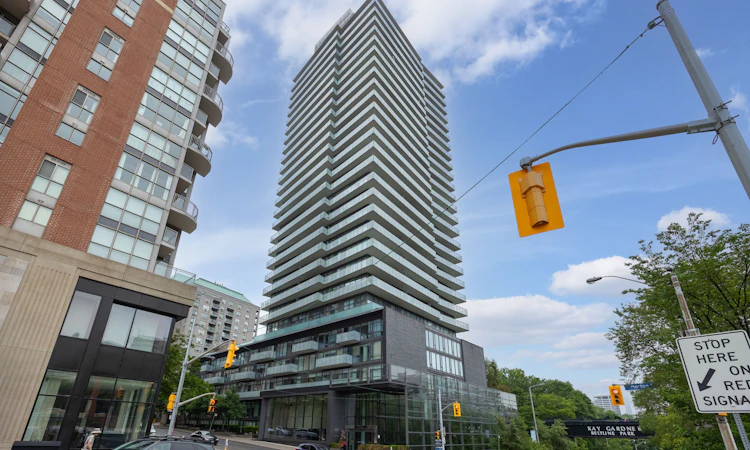 TH-103-1815 Yonge Street
