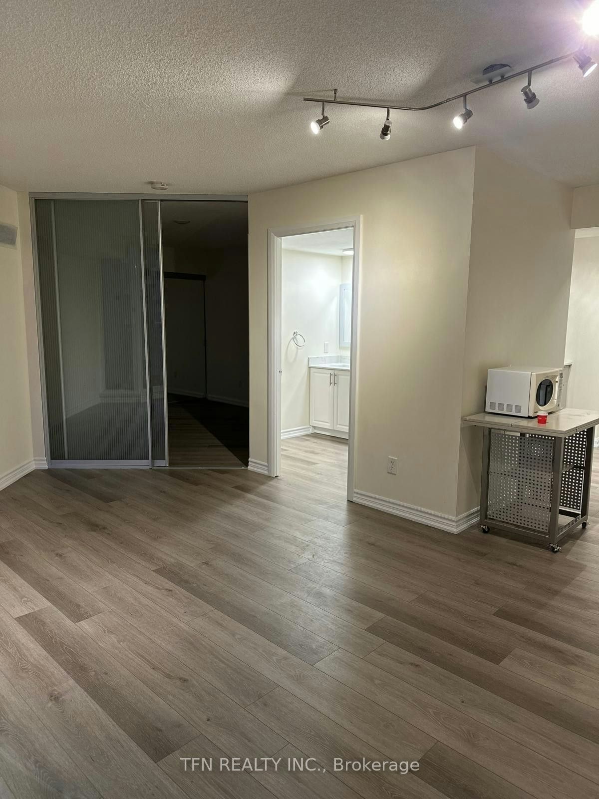 111 Elizabeth Street, Toronto, ON, M5G 1P7 - 4