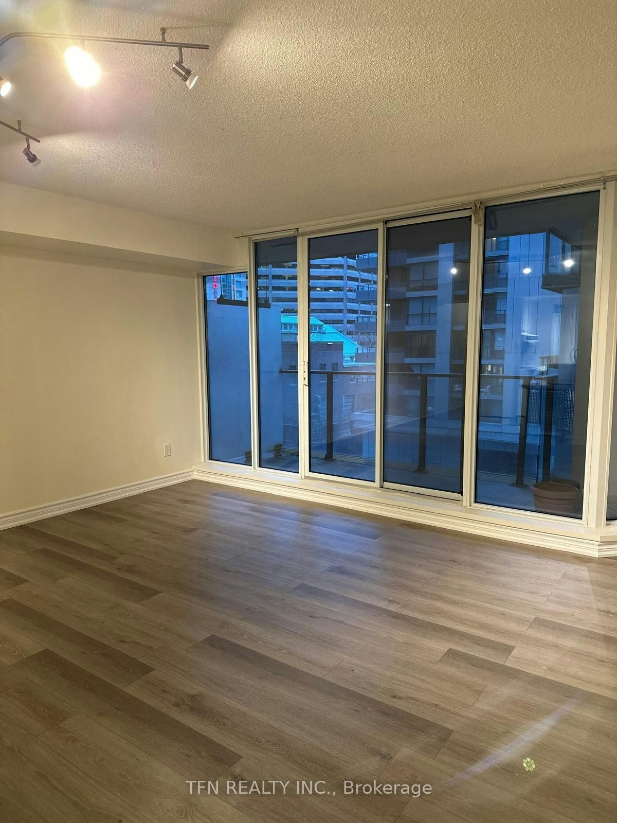 111 Elizabeth Street, Toronto, ON, M5G 1P7 - 7