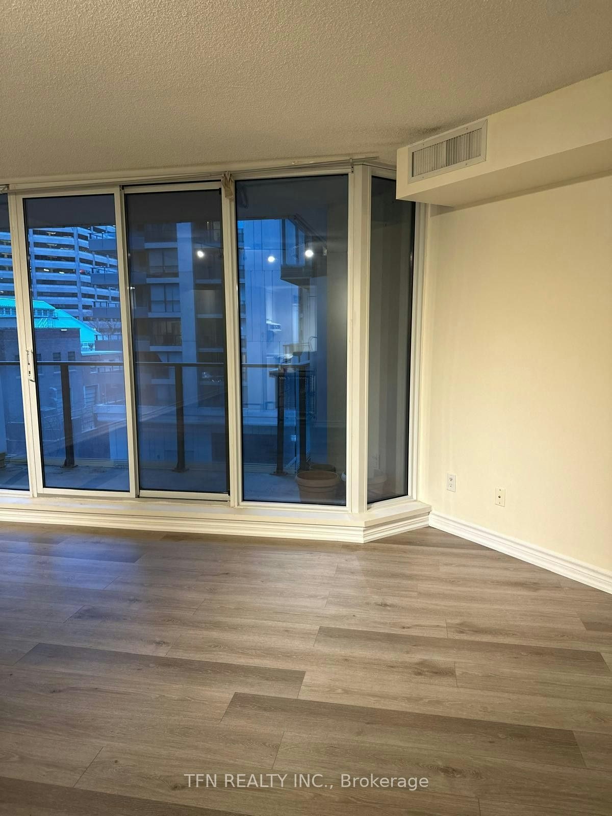 111 Elizabeth Street, Toronto, ON, M5G 1P7 - 9