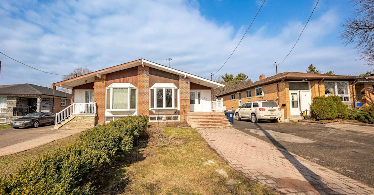 Main-32 Marbury Crescent, Toronto, ON, M3A 2G2