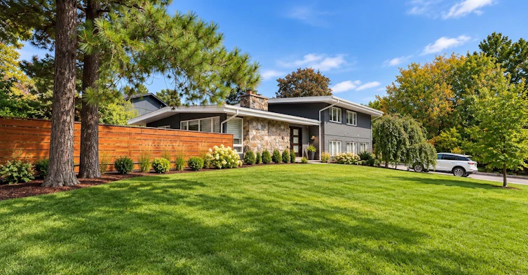 27 Artinger Court, Toronto, ON, M3B 1J9