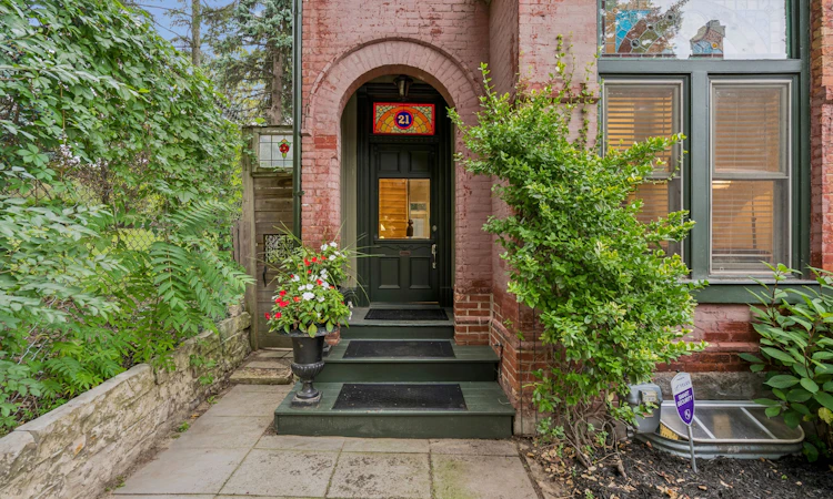 21 Laurier Avenue E