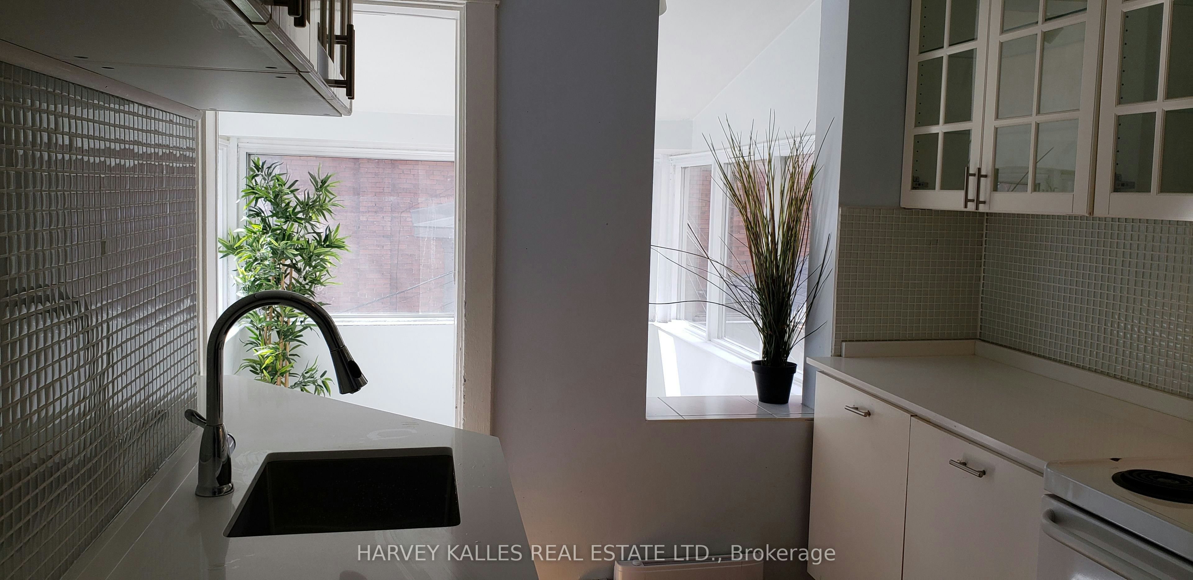 Upper-4 Marchmount Road, Toronto, ON, M6G 2A9 - 9