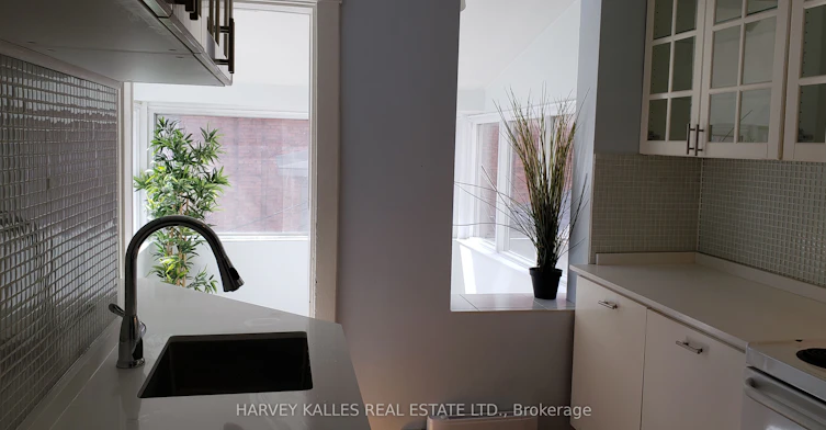 Upper-4 Marchmount Road, Toronto, ON, M6G 2A9 - 9