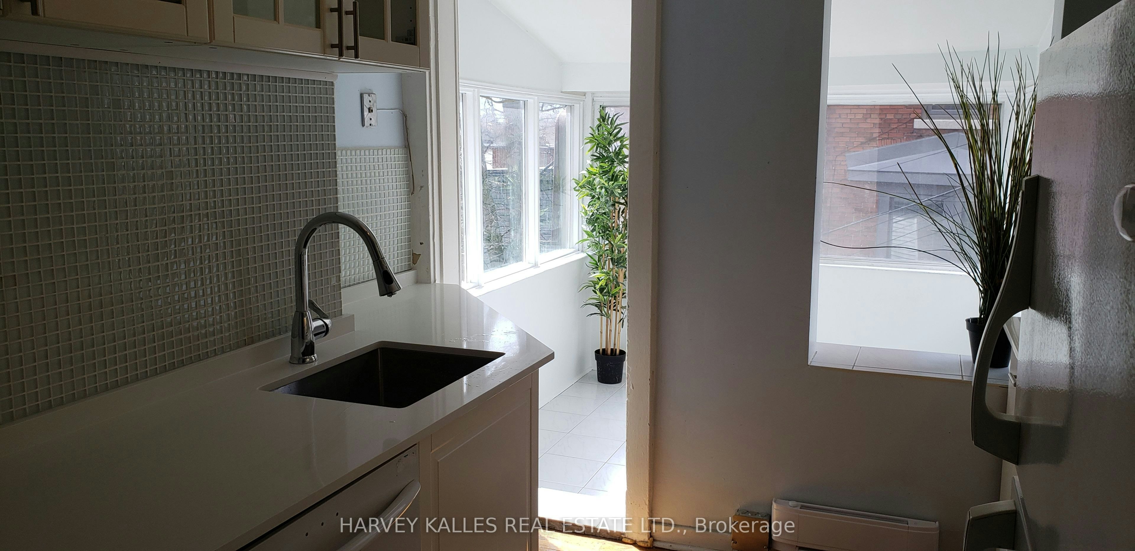 Upper-4 Marchmount Road, Toronto, ON, M6G 2A9 - 11