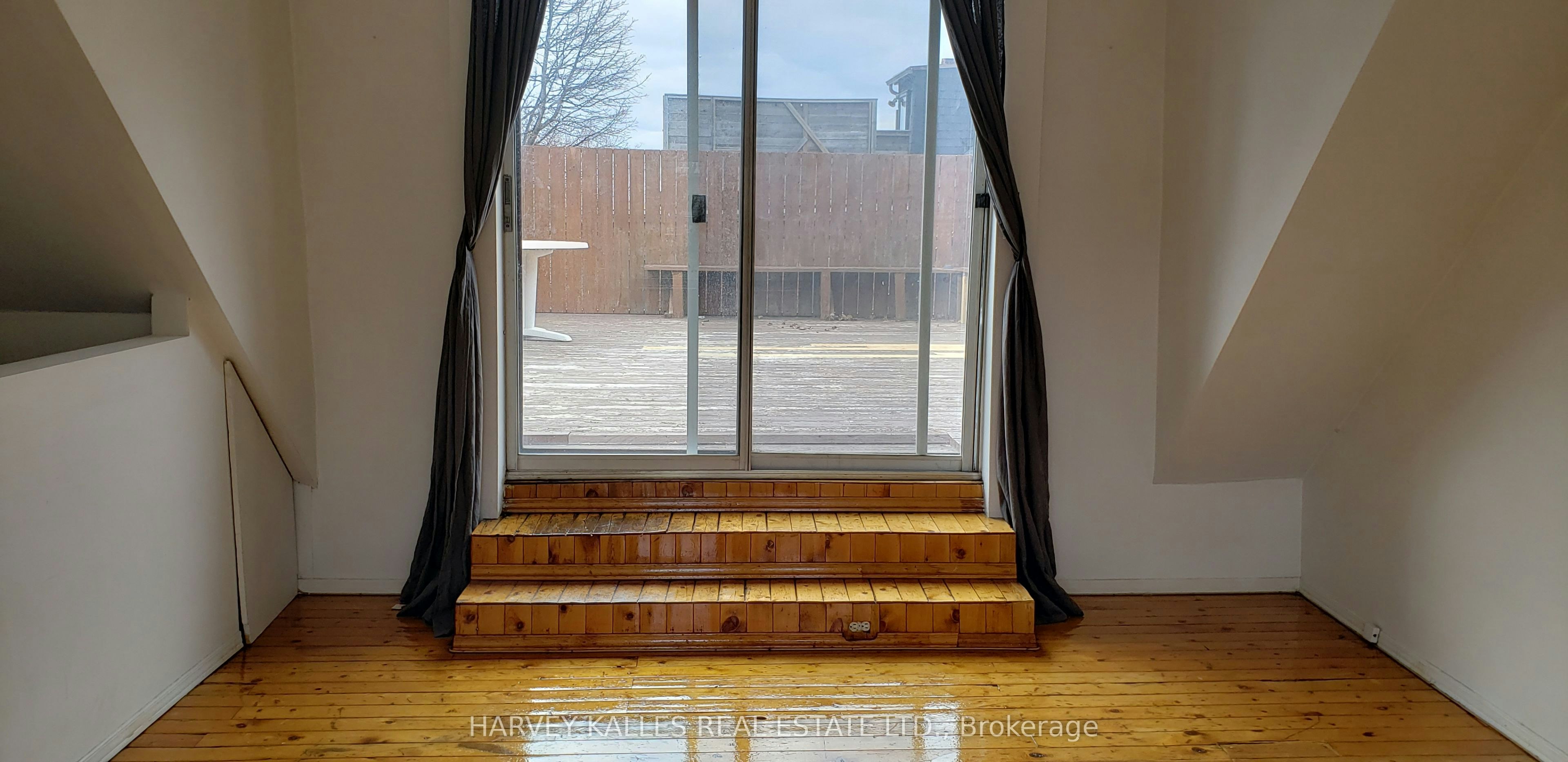 Upper-4 Marchmount Road, Toronto, ON, M6G 2A9 - 21