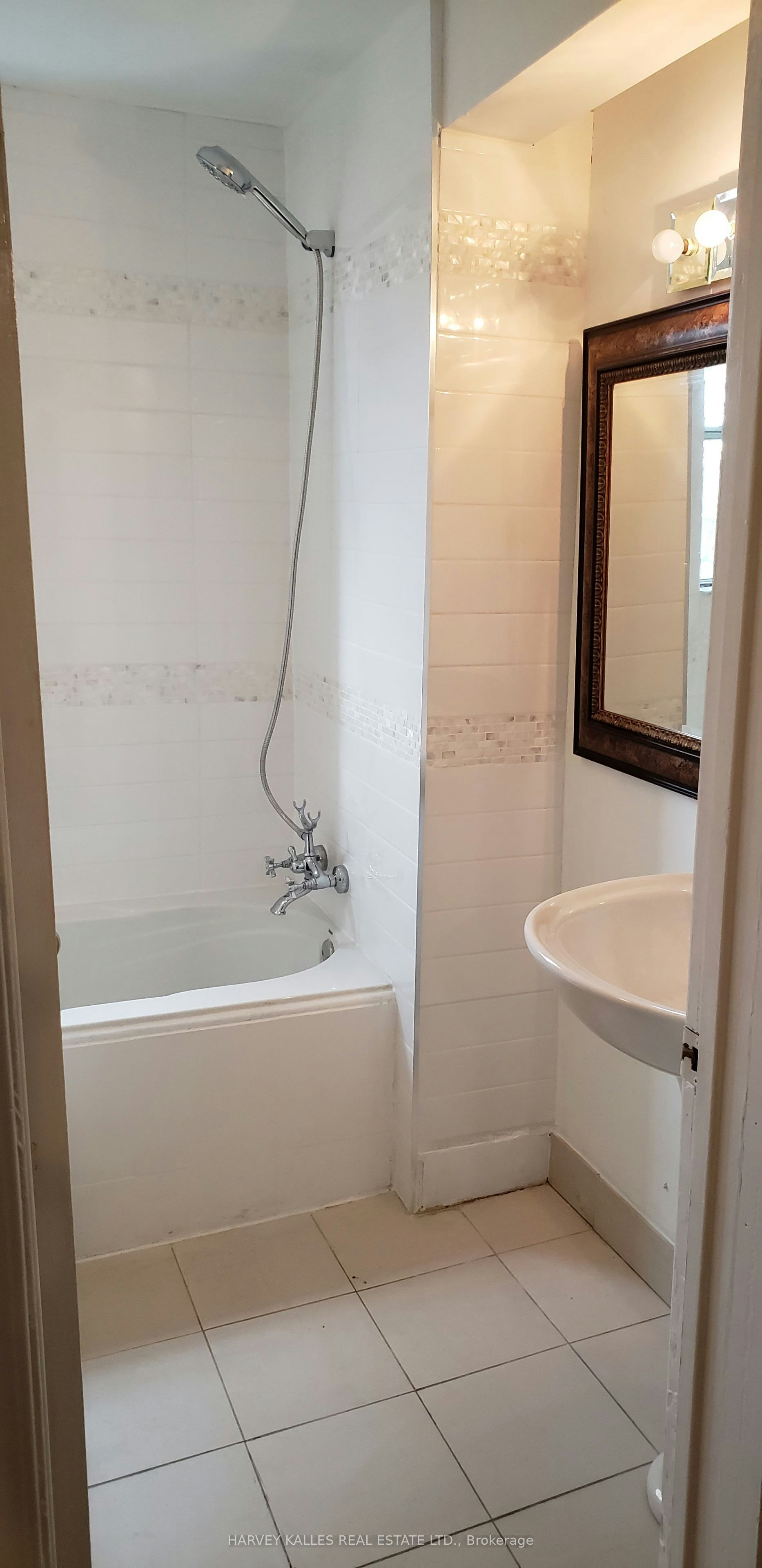 Upper-4 Marchmount Road, Toronto, ON, M6G 2A9 - 17
