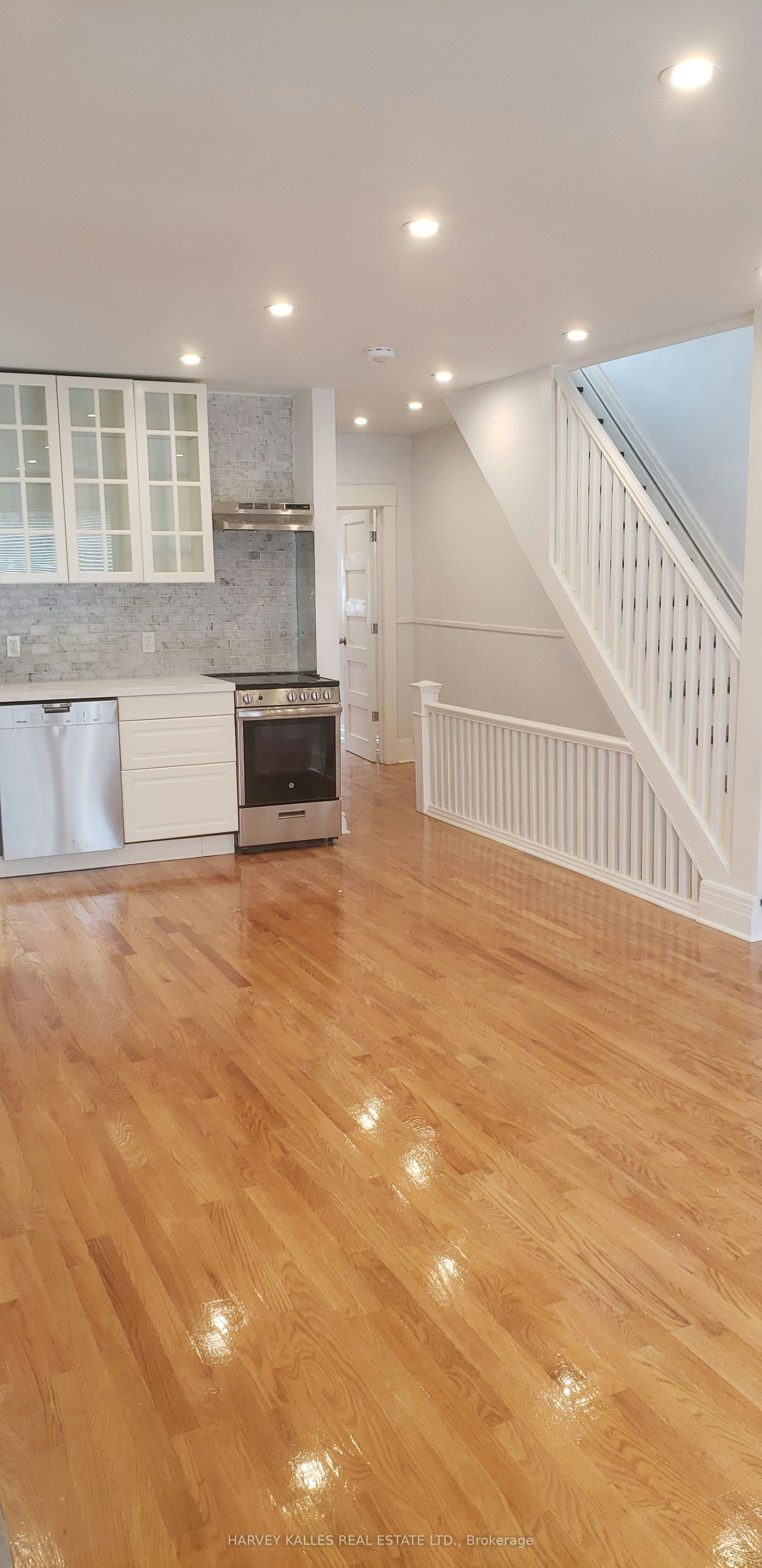 Upper-226 Ashworth Avenue, Toronto, ON, M6G 2A7 - 10
