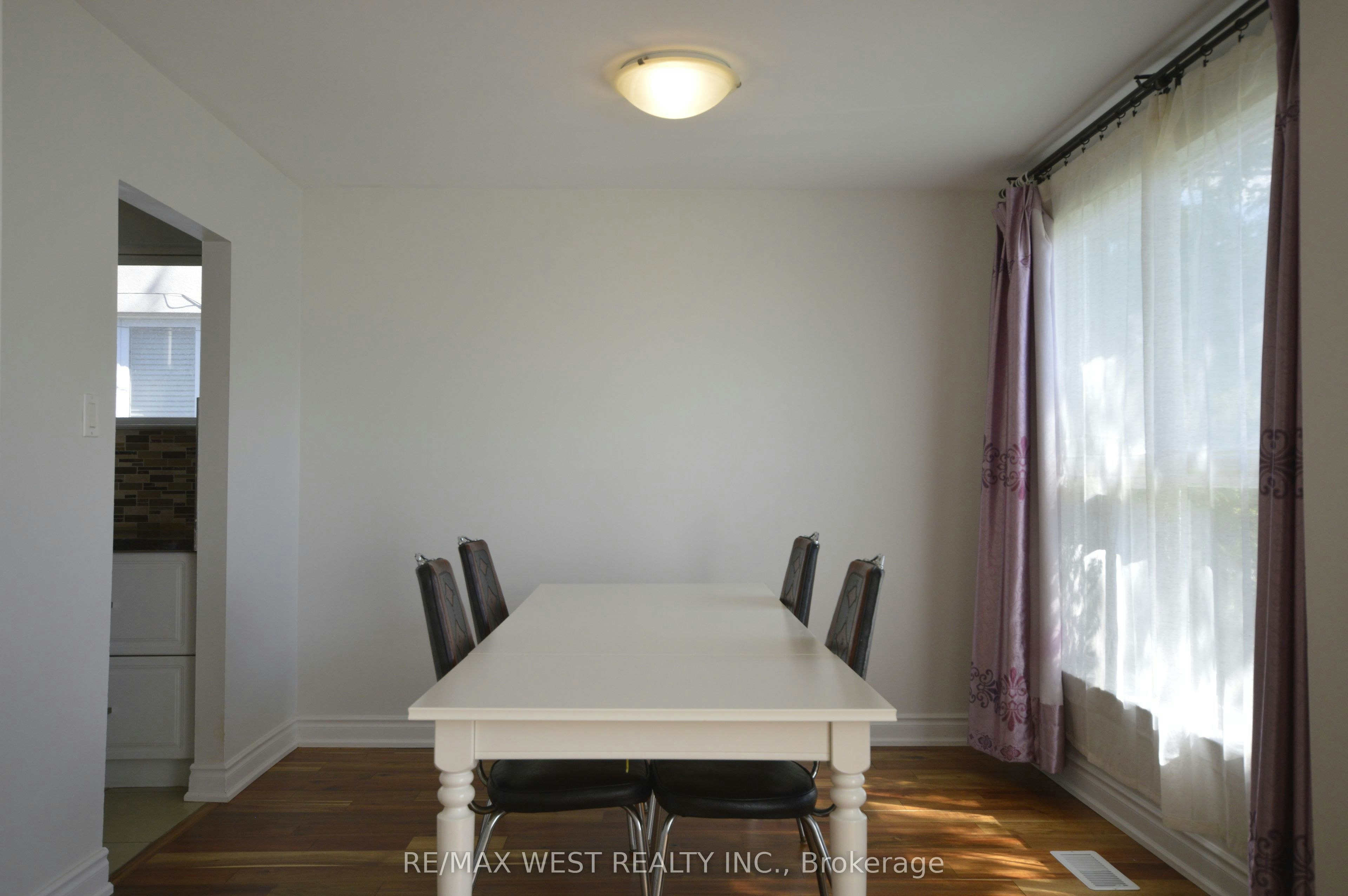 32 Axsmith Crescent, Toronto, ON, M2J 3K3 - 4