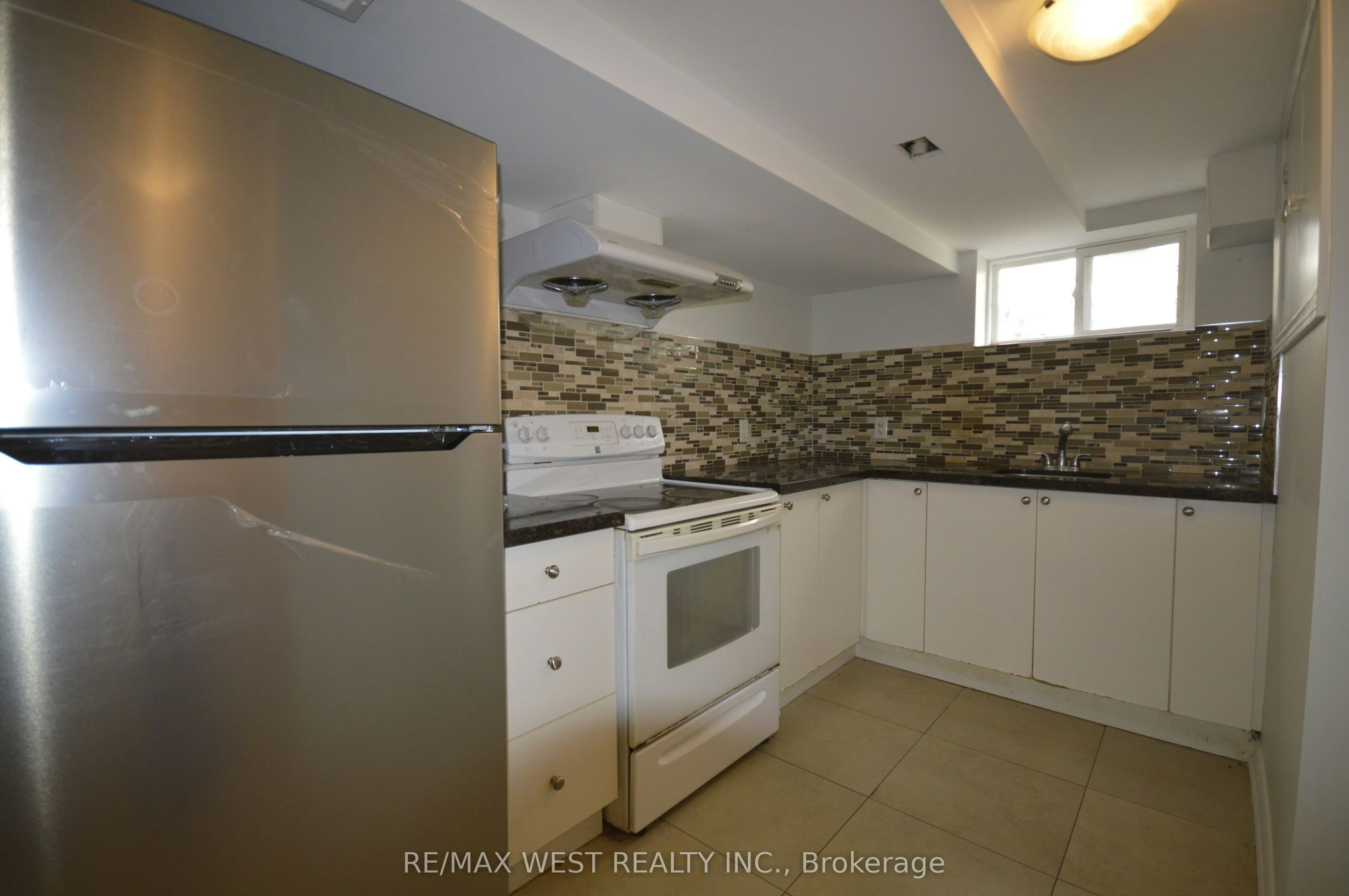 32 Axsmith Crescent, Toronto, ON, M2J 3K3 - 21