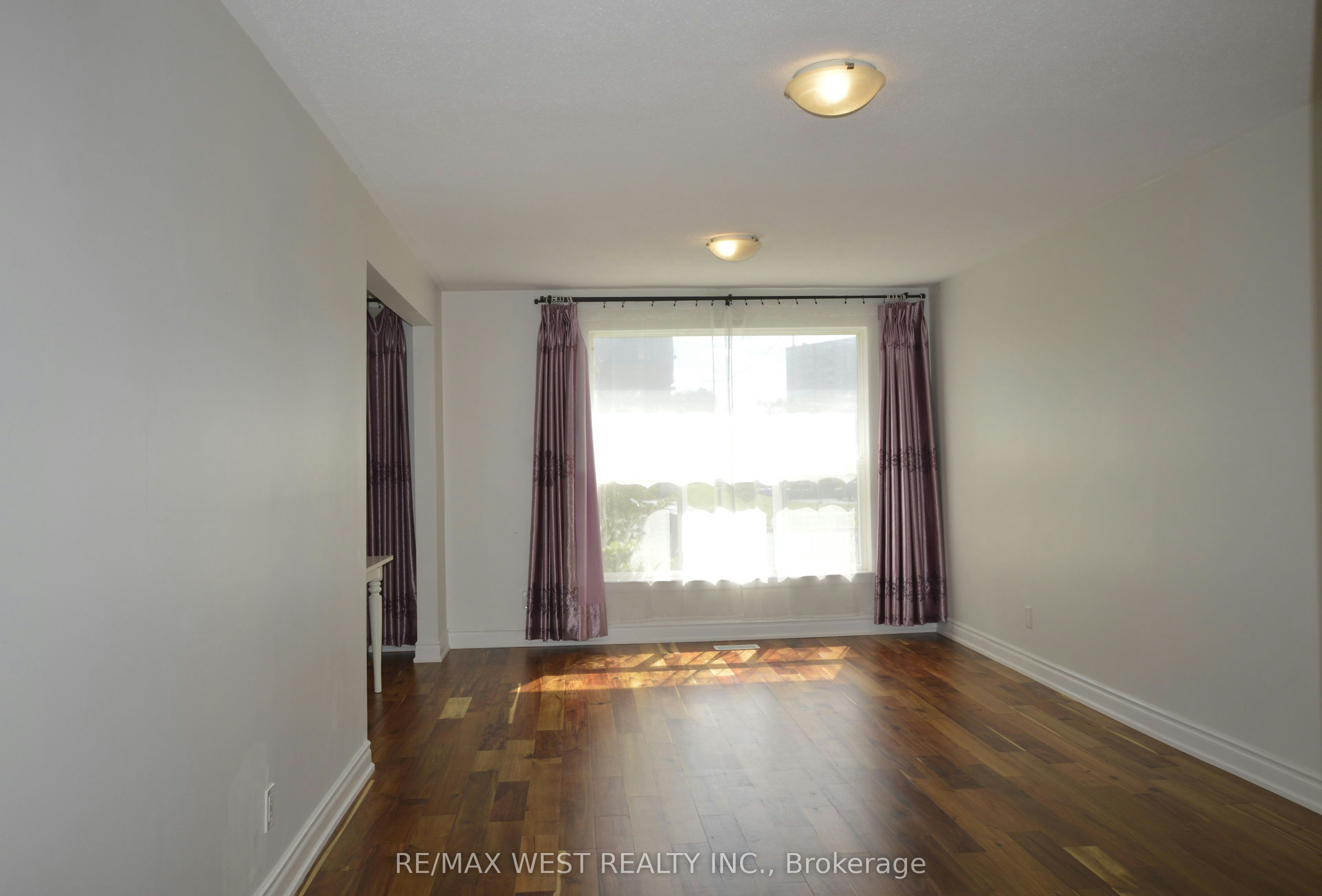 32 Axsmith Crescent, Toronto, ON, M2J 3K3 - 3