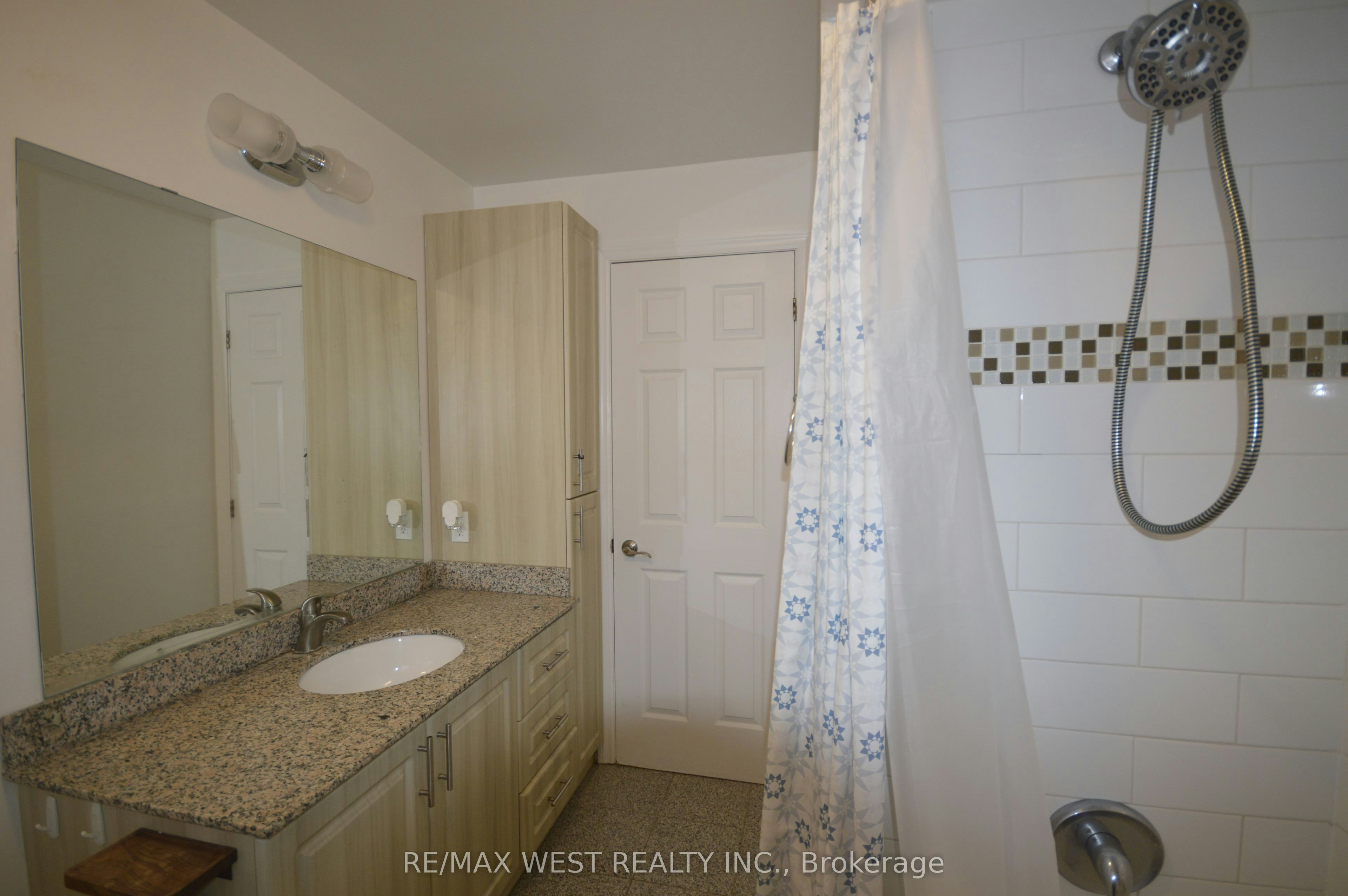 32 Axsmith Crescent, Toronto, ON, M2J 3K3 - 11