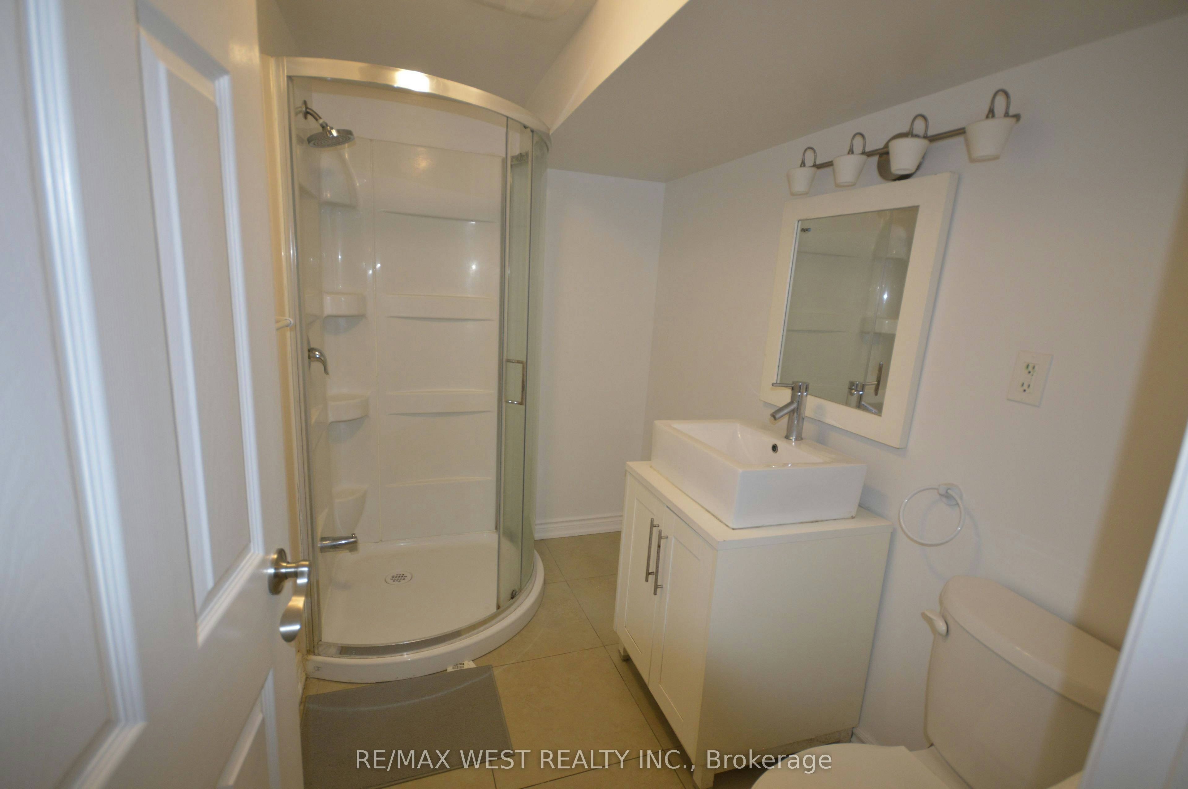 32 Axsmith Crescent, Toronto, ON, M2J 3K3 - 22