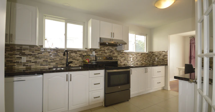 32 Axsmith Crescent, Toronto, ON, M2J 3K3 - 6