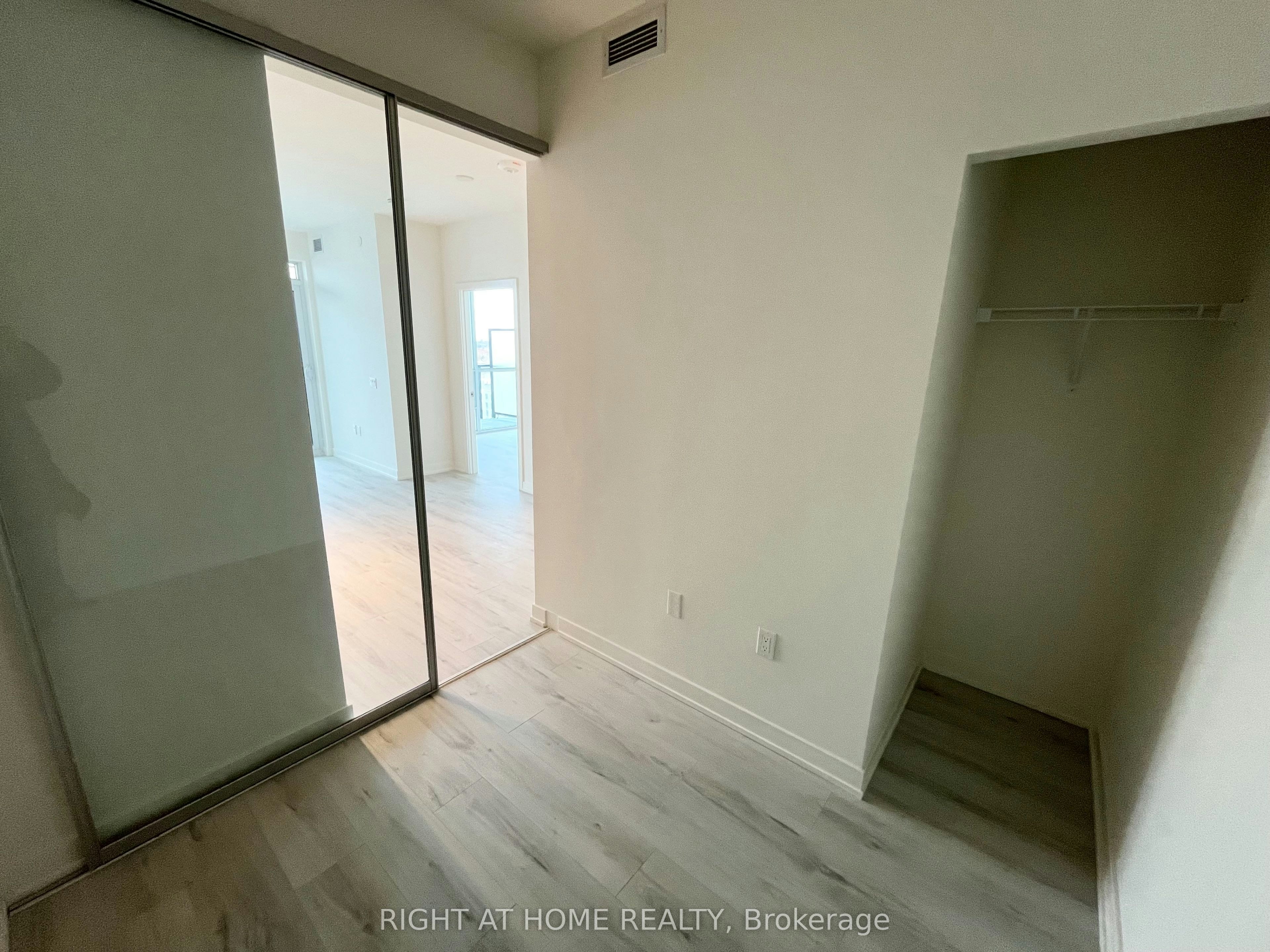 1801N-120 Broadway Avenue, Toronto, ON, M4P 0E9 - 17