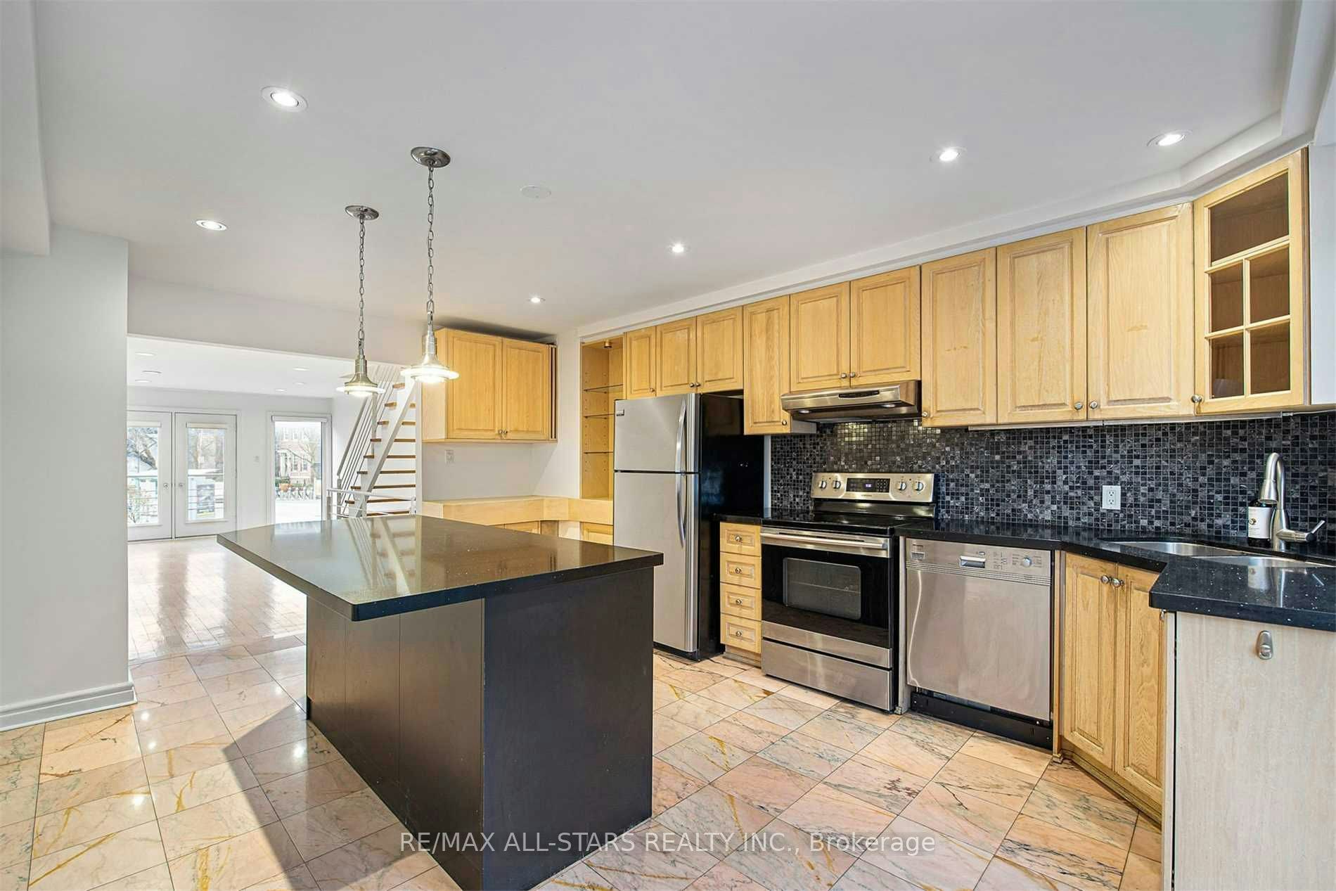 110 Belmont Street, Toronto, ON, M5R 1P8