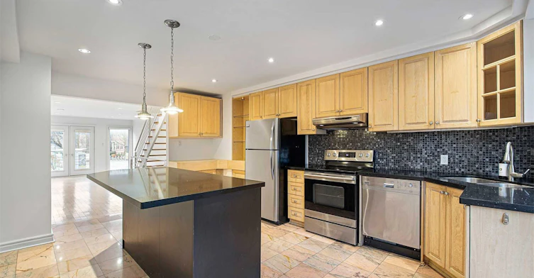 110 Belmont Street, Toronto, ON, M5R 1P8