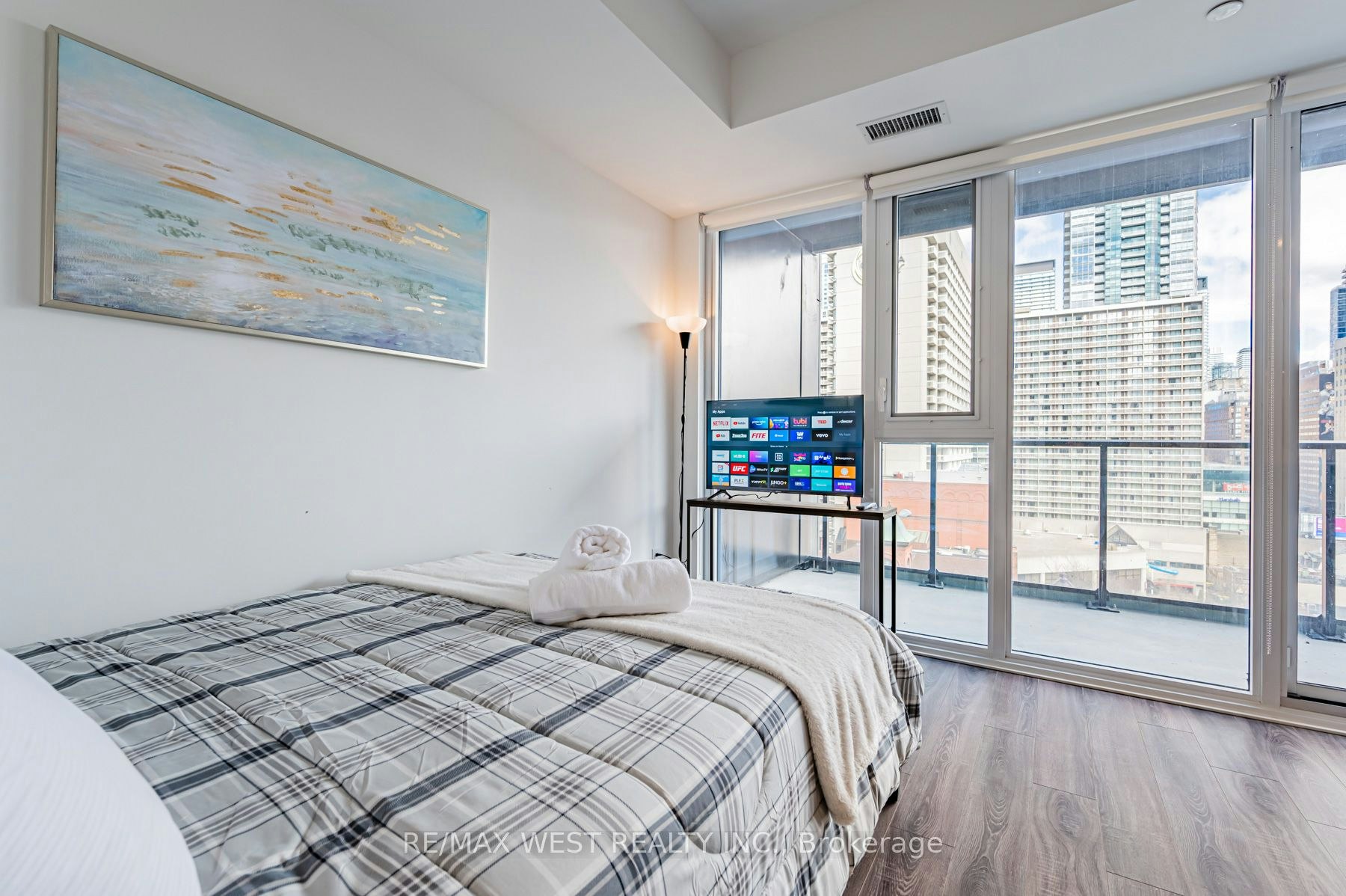 901-20 Edward Street, Toronto, ON, M5G 1C9 - 6