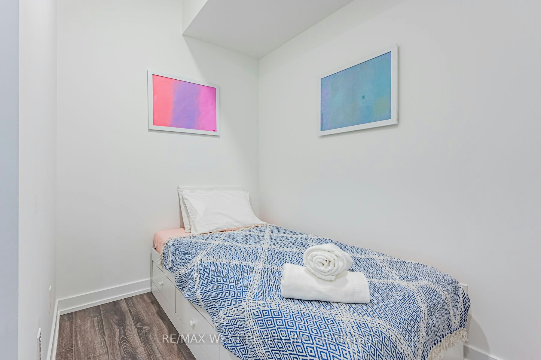 901-20 Edward Street, Toronto, ON, M5G 1C9 - 9