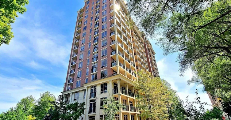 212-1105 Leslie Street, Toronto, ON, M3C 4G9