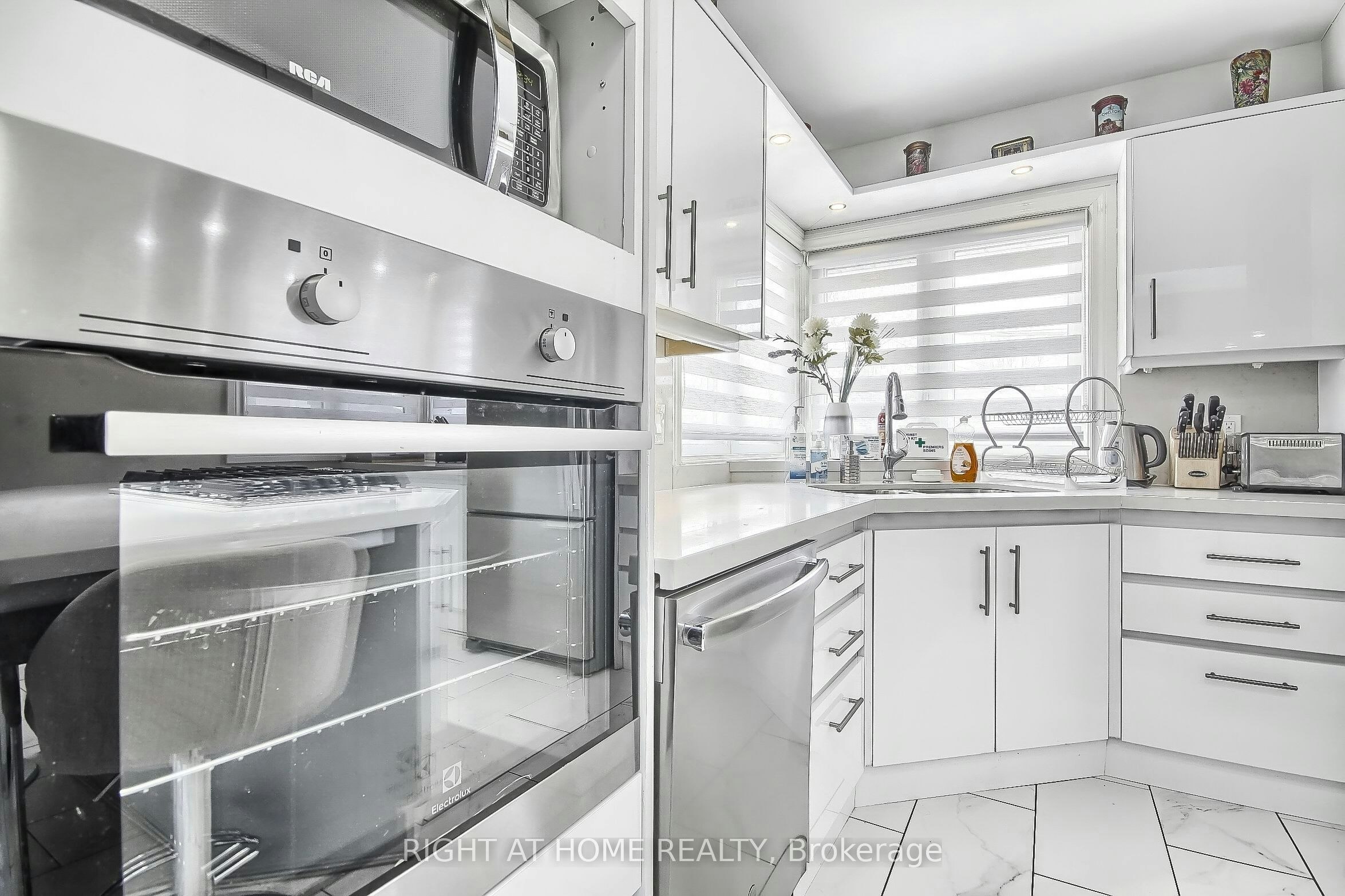 122 Elvaston Drive, Toronto, ON, M4A 1N6 - 7