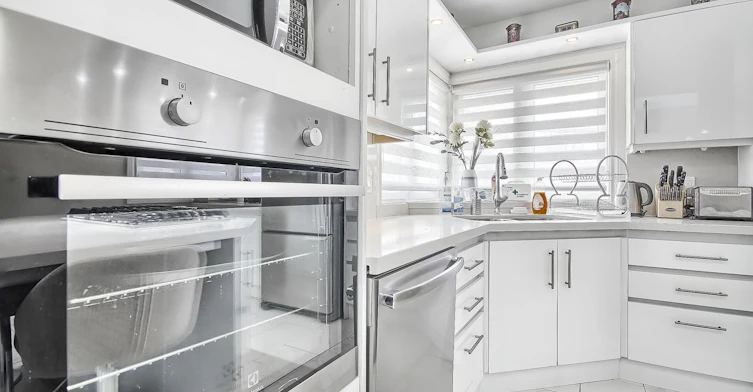122 Elvaston Drive, Toronto, ON, M4A 1N6 - 7