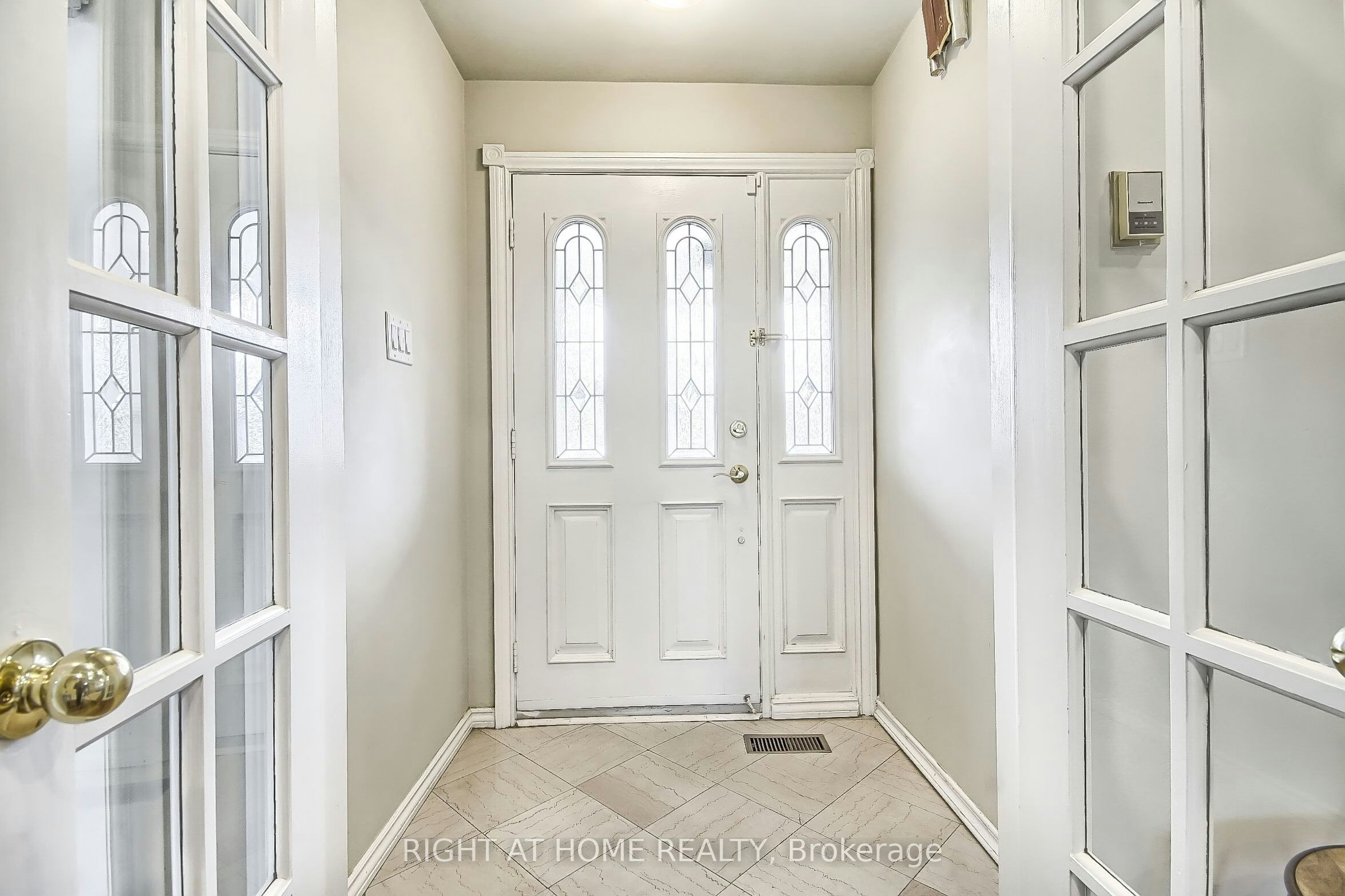 122 Elvaston Drive, Toronto, ON, M4A 1N6 - 4