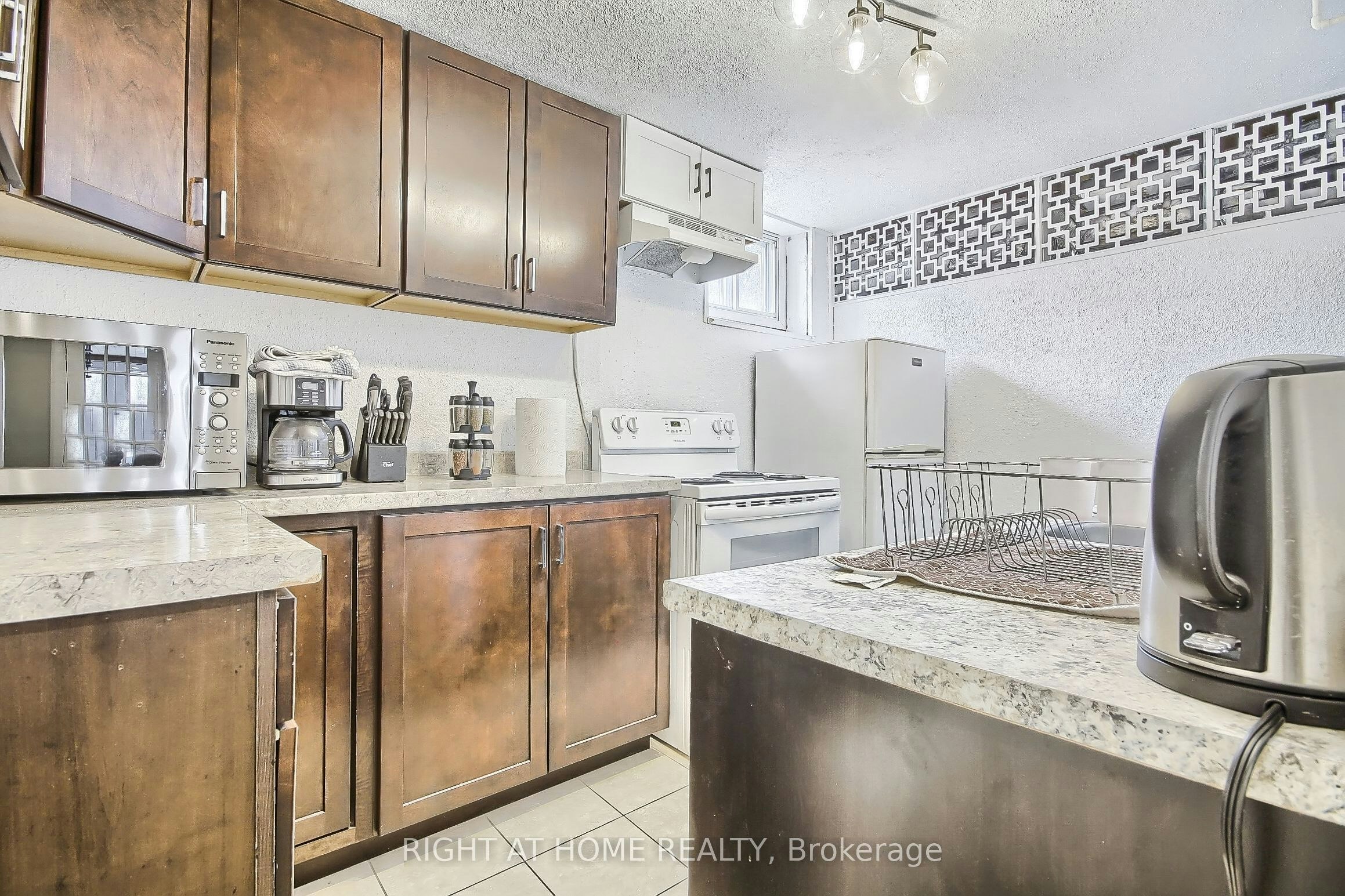 122 Elvaston Drive, Toronto, ON, M4A 1N6 - 38
